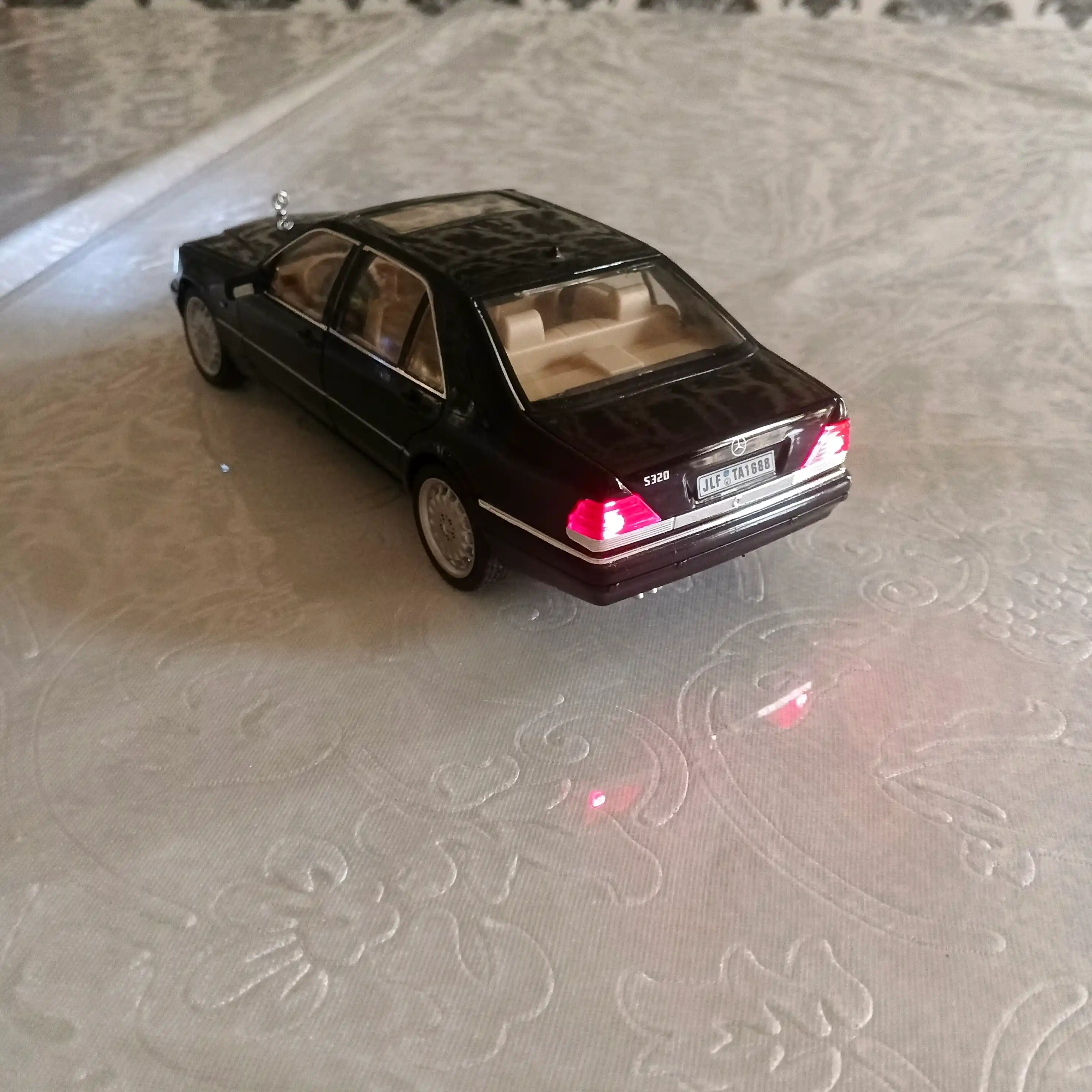O'yinchoq metall mashinasi Mercedes-Benz AMG 6.3, Nissan Skyline GTR "Jinlifang" 1:24