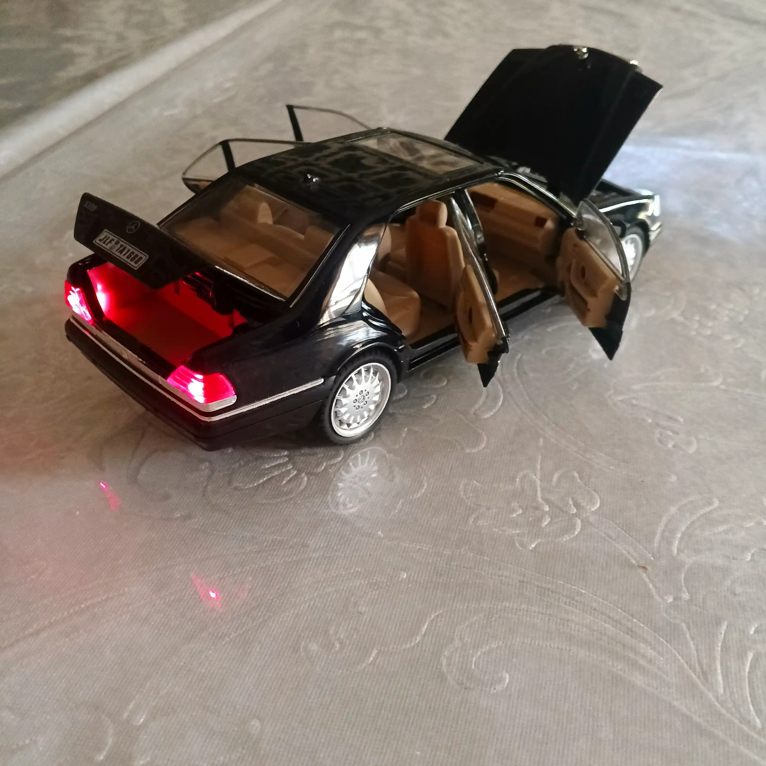 O'yinchoq metall mashinasi Mercedes-Benz AMG 6.3, Nissan Skyline GTR "Jinlifang" 1:24