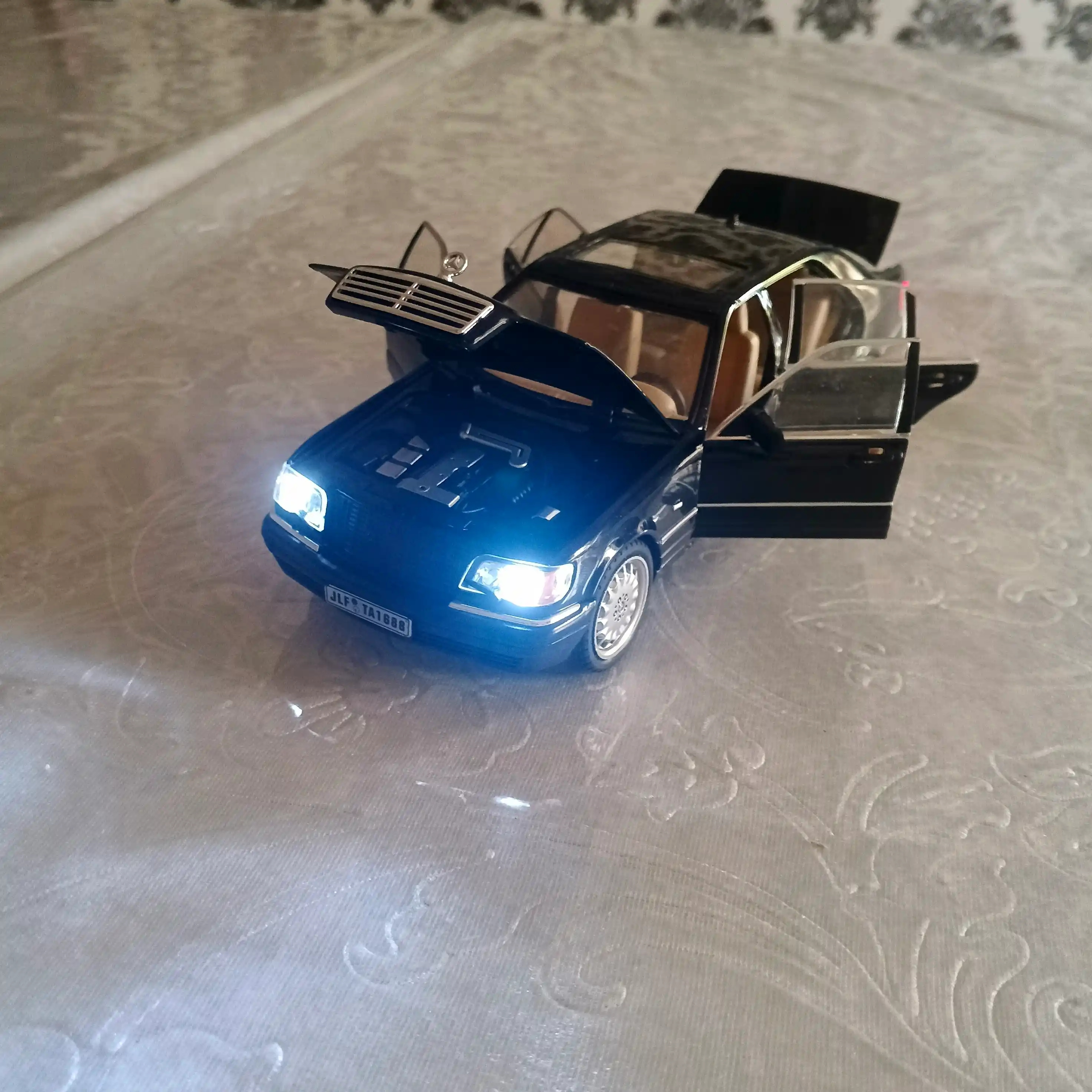 O'yinchoq metall mashinasi Mercedes-Benz AMG 6.3, Nissan Skyline GTR "Jinlifang" 1:24