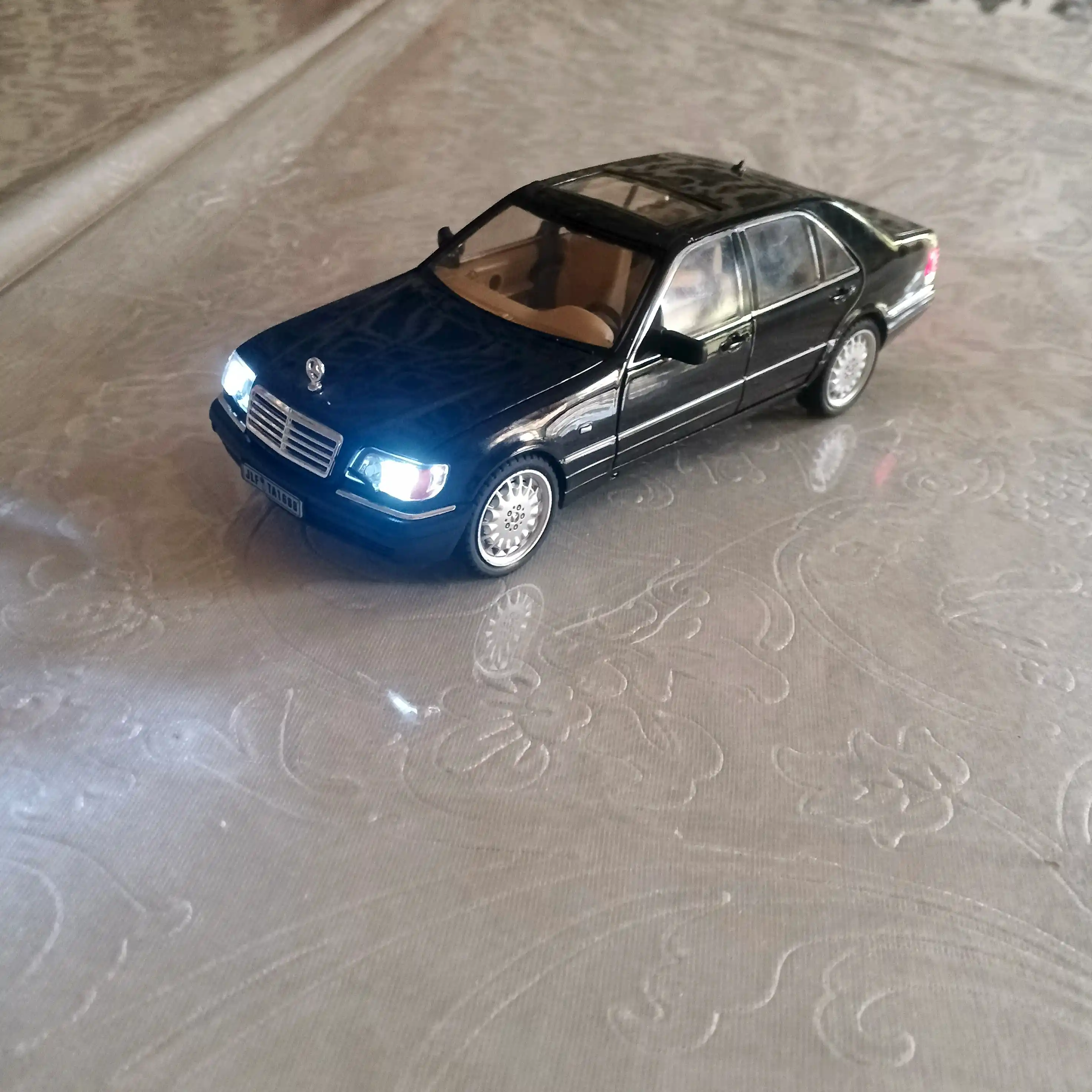 O'yinchoq metall mashinasi Mercedes-Benz AMG 6.3, Nissan Skyline GTR "Jinlifang" 1:24