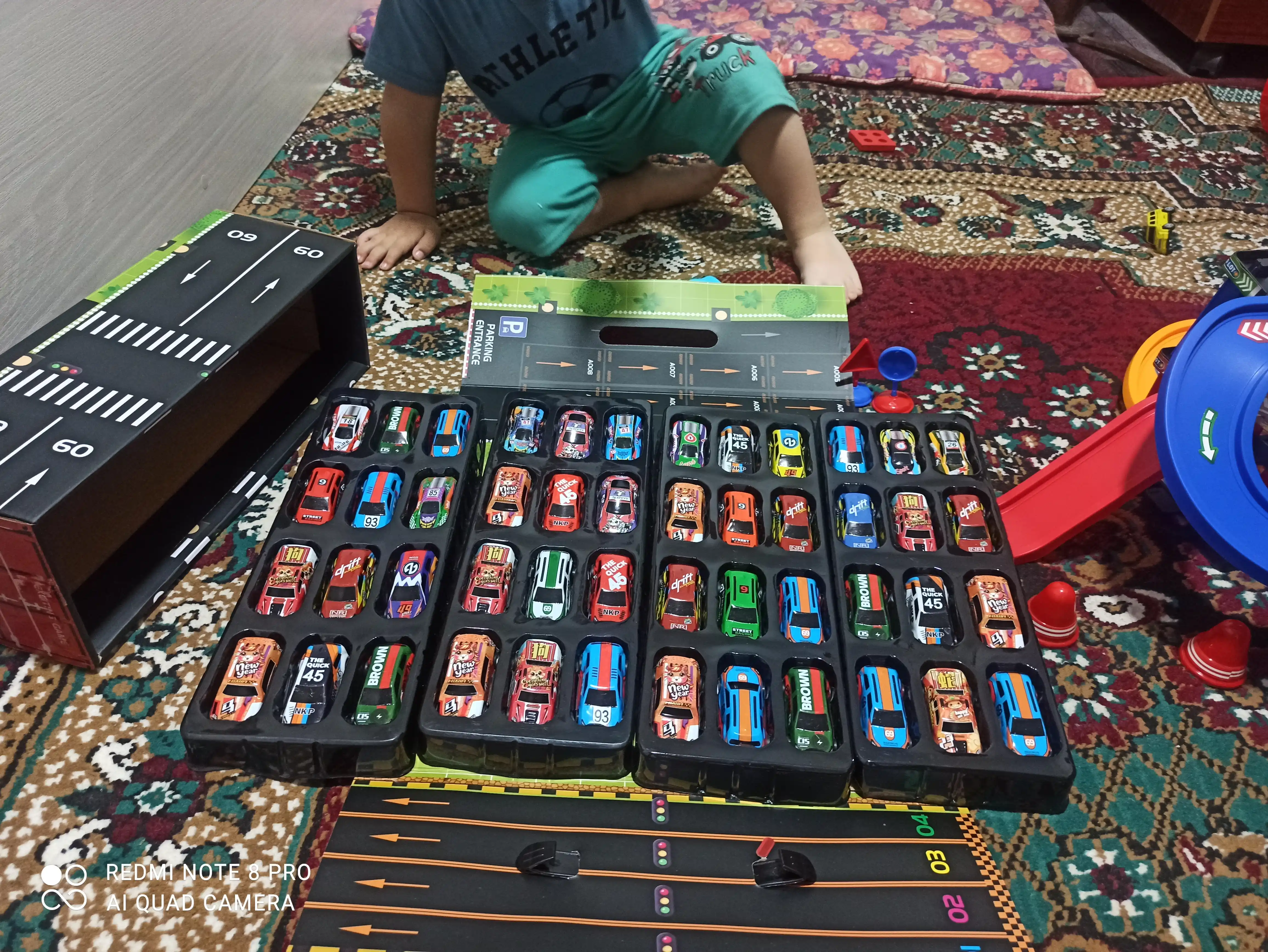 Hot Wheels metall mashinalar to‘plami, konteynerlar konstruktori