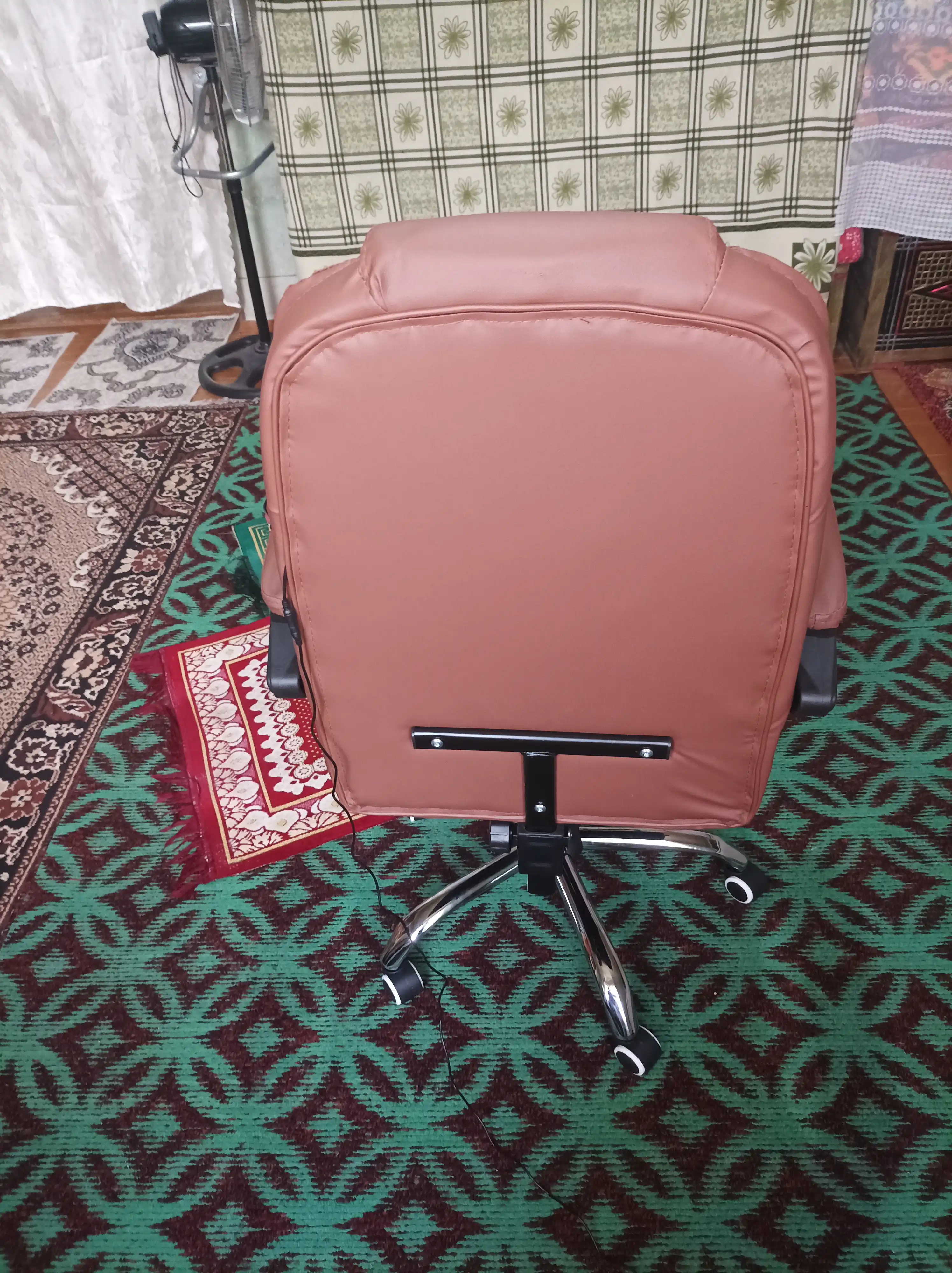 Офисное кресло с подставкой для ног и механизмом наклона спинки, обивка из экокожи
