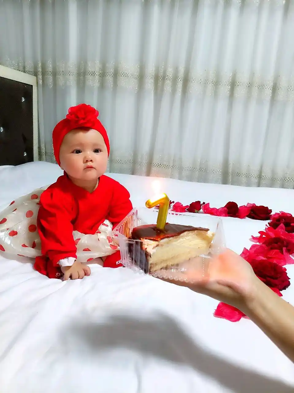 Yangi tug'ilgan chaqaloq uchun to'plam, paypoq va bosh tasmasi