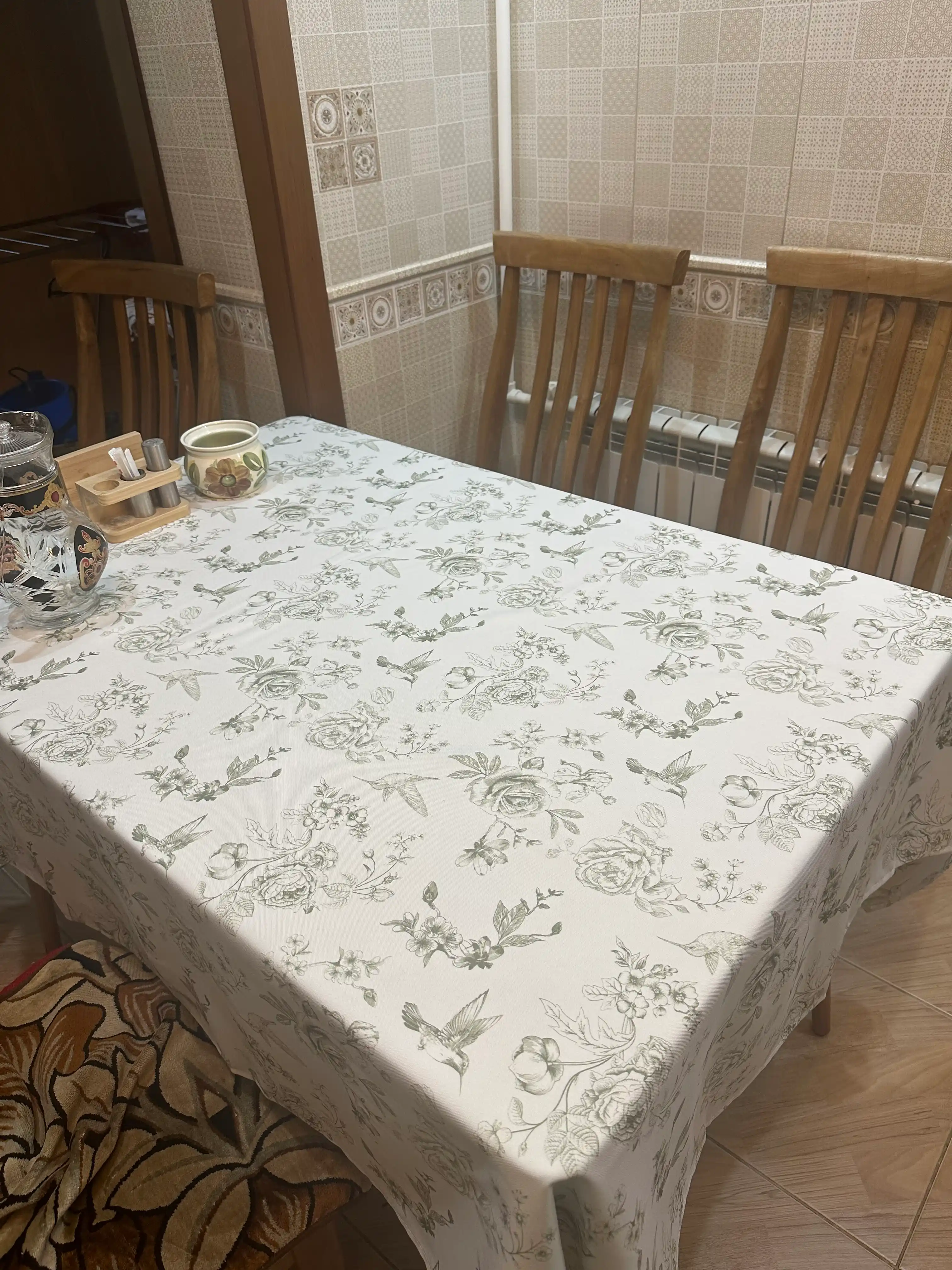 Oshxona dasturxoni stol uchun, 140x180 sm, 100% poliester, suv o‘tkazmaydigan