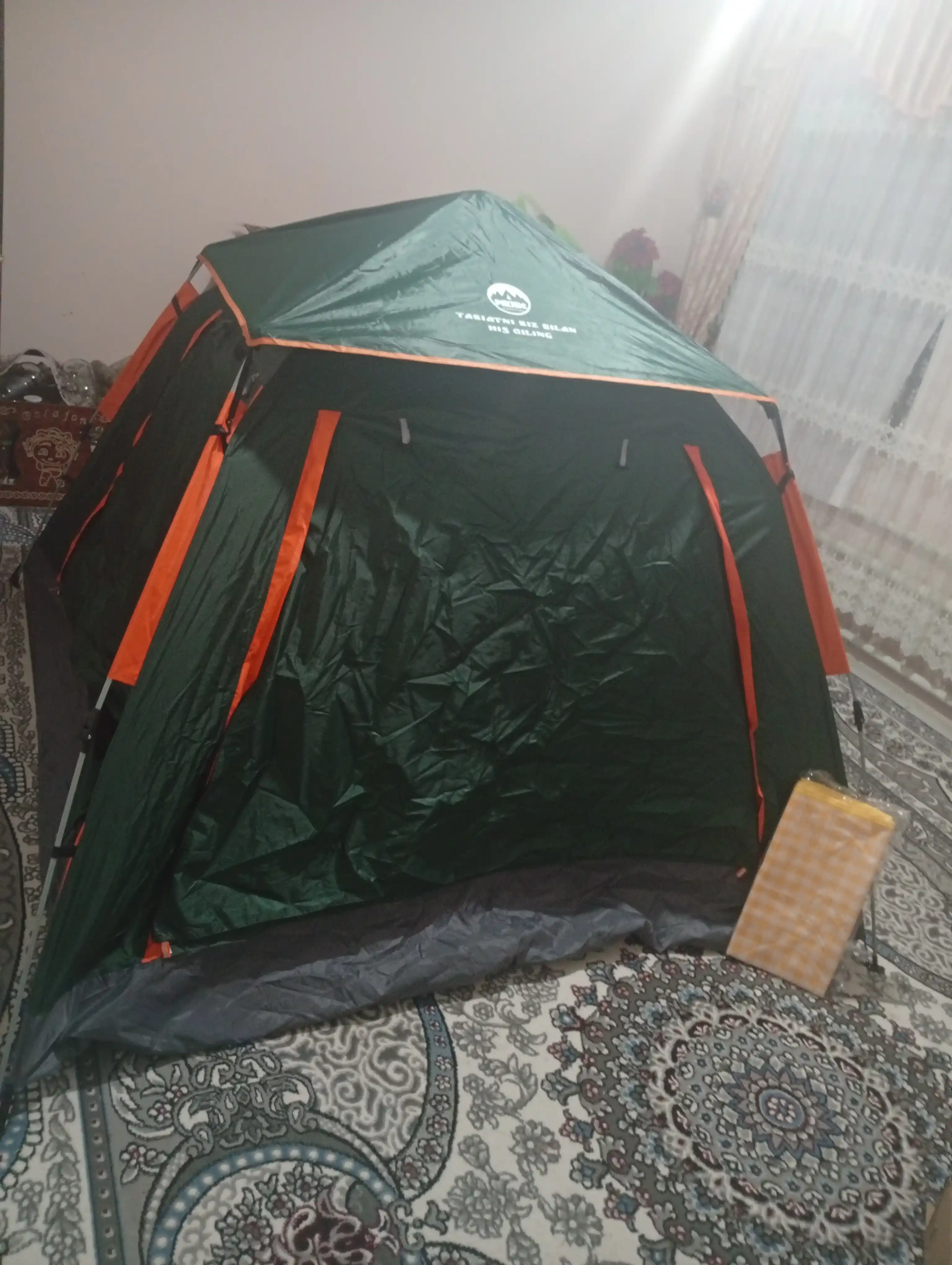 Soyabon va gilamchali avtomatik kemping chodiri (240x240x155 sm)