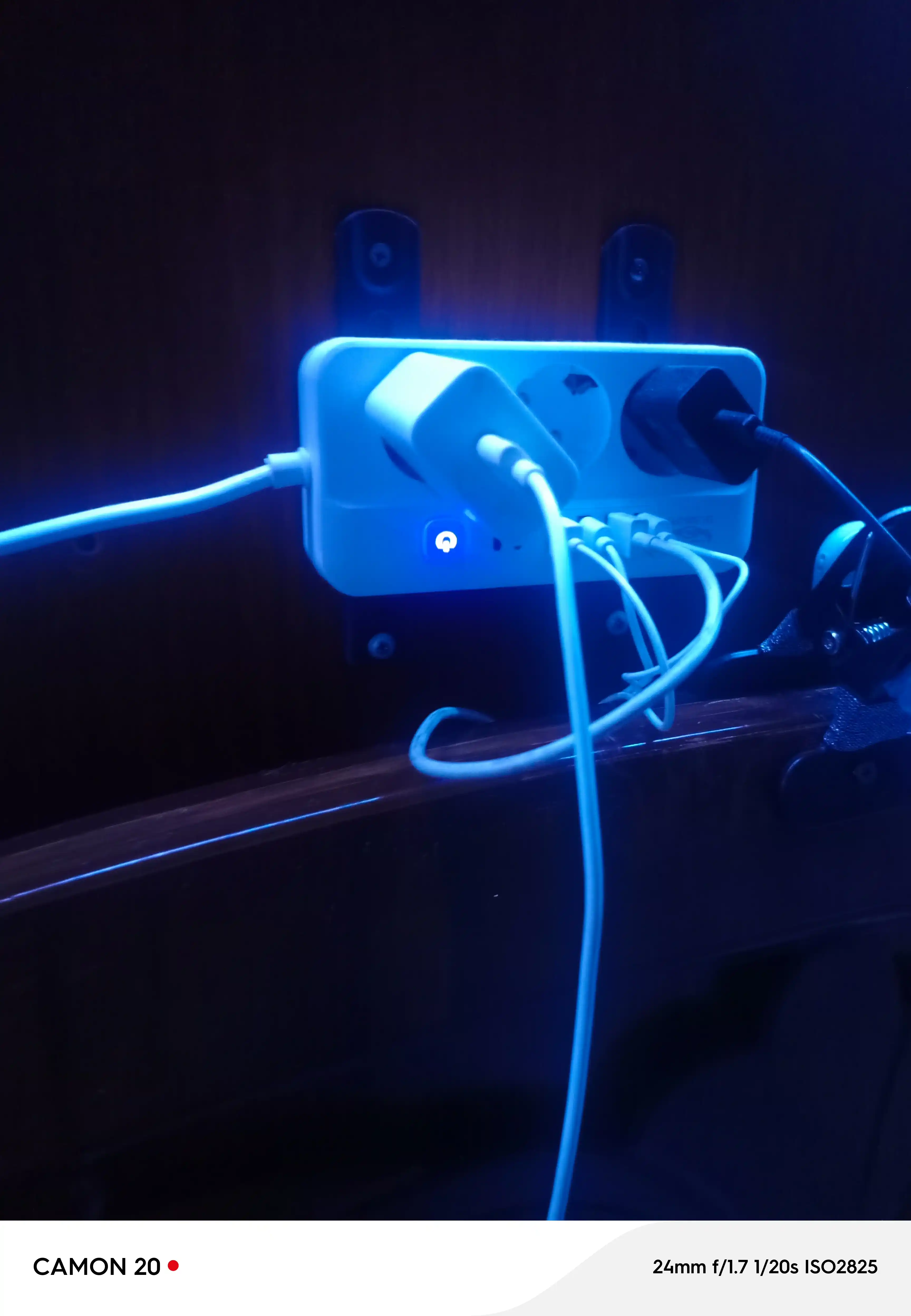 4 ta USB uzaytirgichli va 2 ta Type-C tarmoq filtri, 3 ta rozetka, 3 metr, 2500 vatt