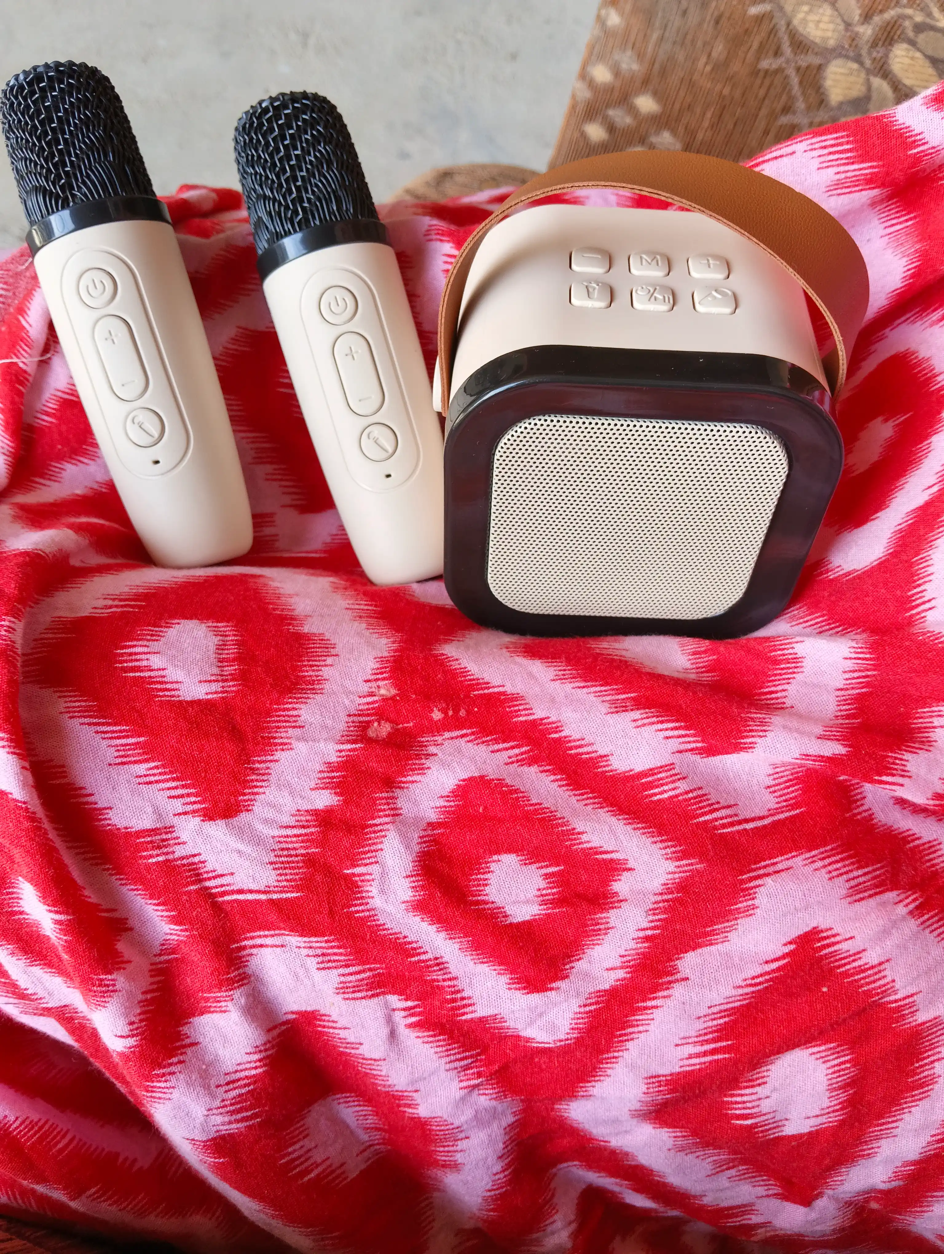 FIDGO Bluetooth karaoke kolonkasi, 2 ta mikrofon va RGB yoritish