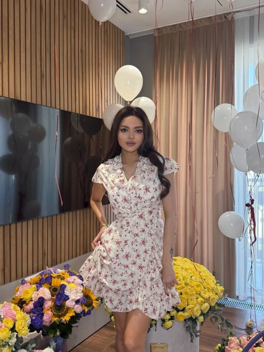 Ayollar uchun yozgi gulli kalta ko‘ylak, moda, nafis dizayn, qulay va zamonaviy