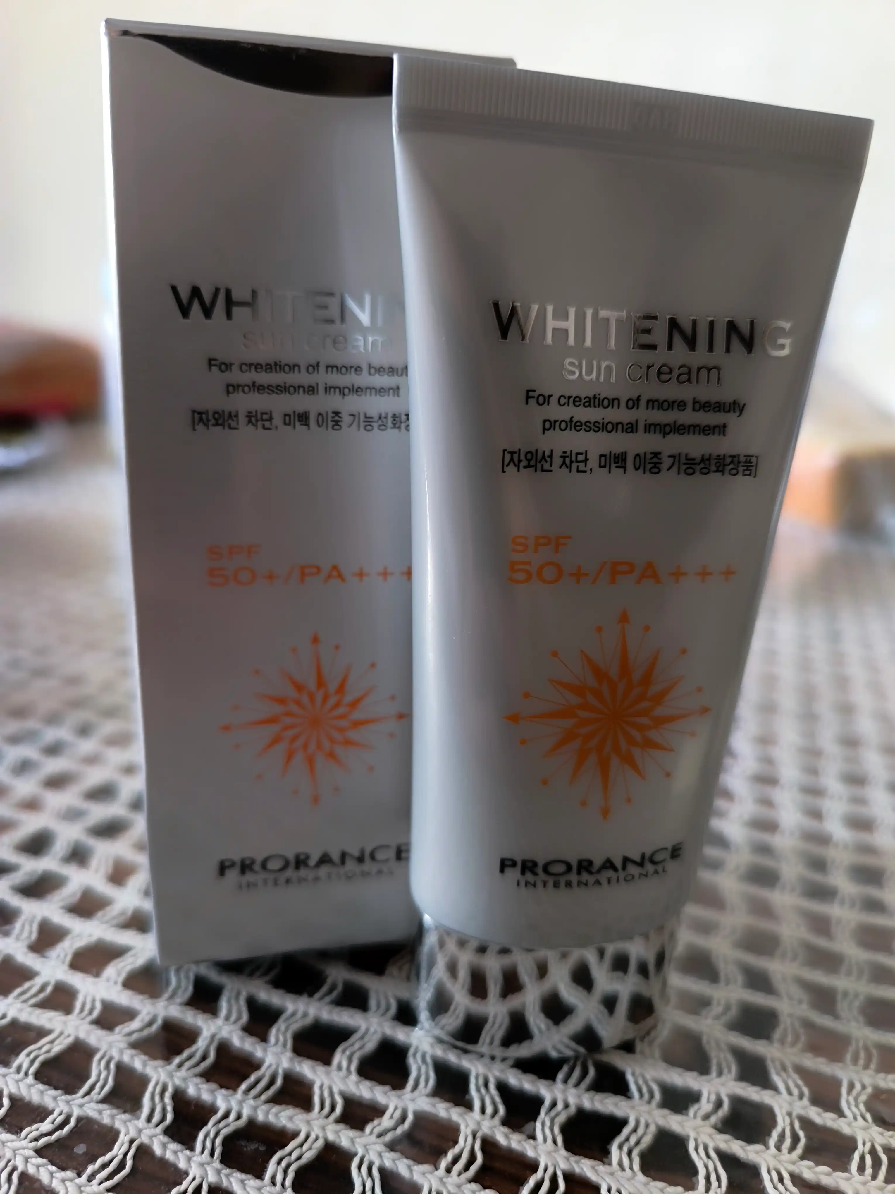 Prorance Whitening SPF 50+ pigmentatsiyaga qarshi oqartiruvchi quyoshdan himoyalovchi krem