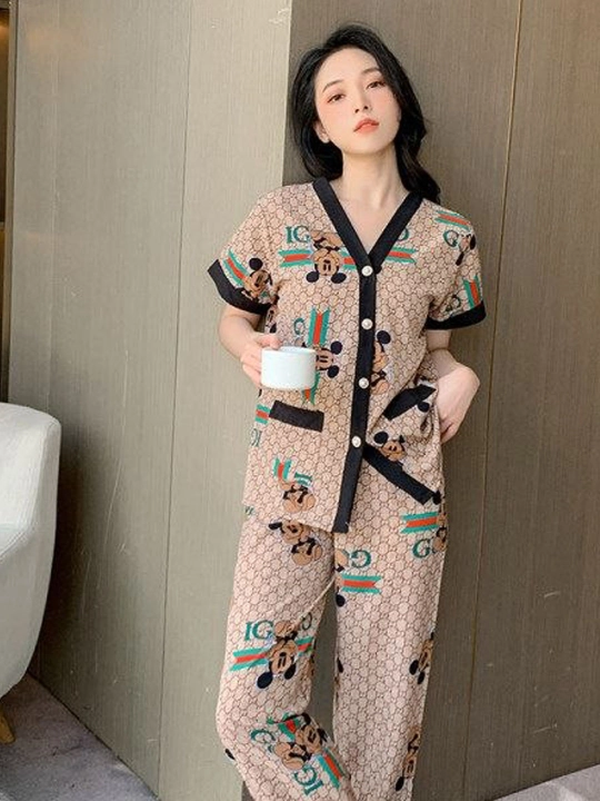 Ayollar kiyimi, uy kiyimi, tungi kiyim, pijama, harir matosidan