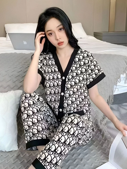 Ayollar kiyimi, uy kiyimi, tungi kiyim, pijama, harir matosidan