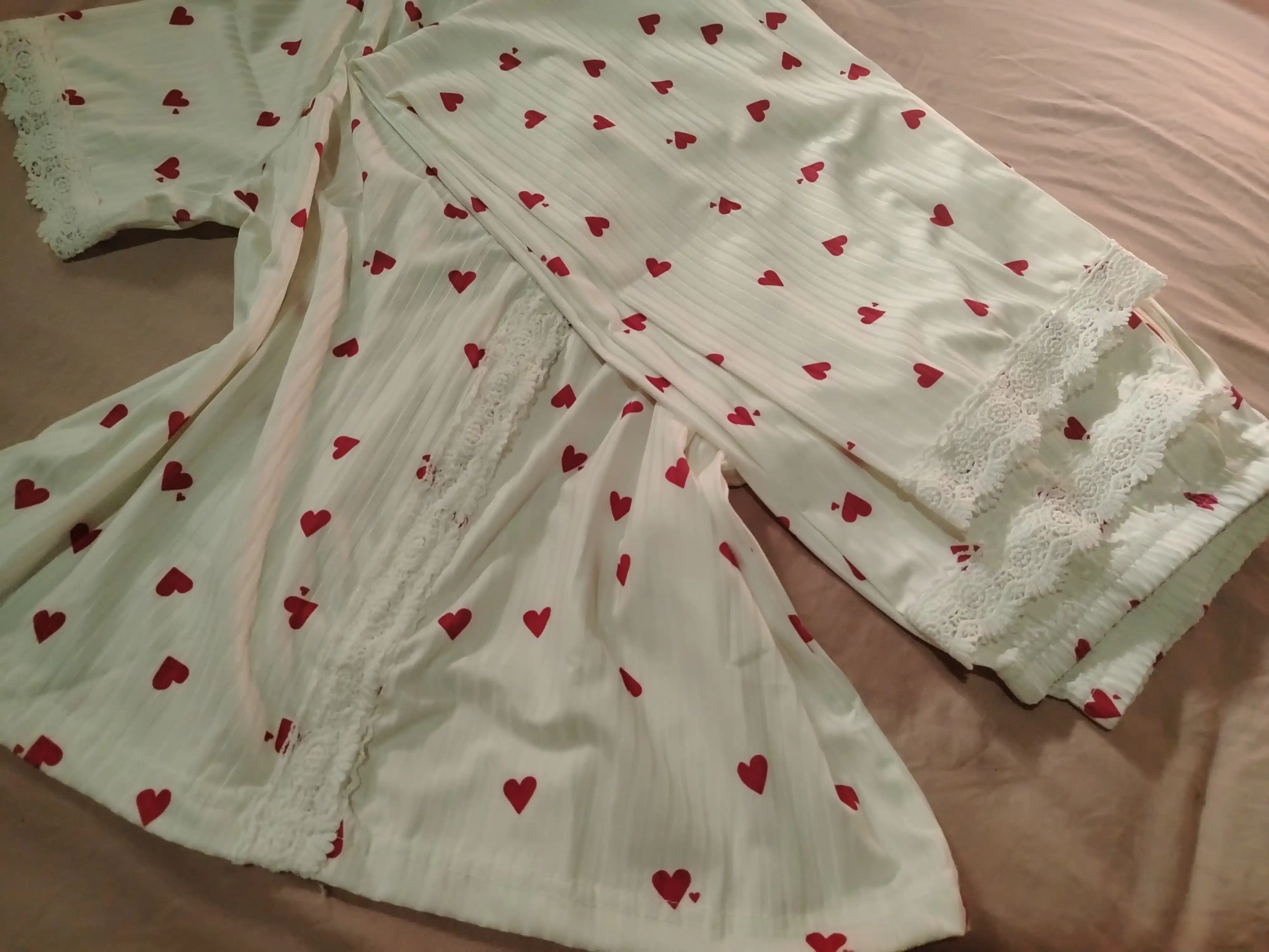 Ayollar uy kiyimi, yurak shaklidagi oq pijama, bahor-yoz uchun