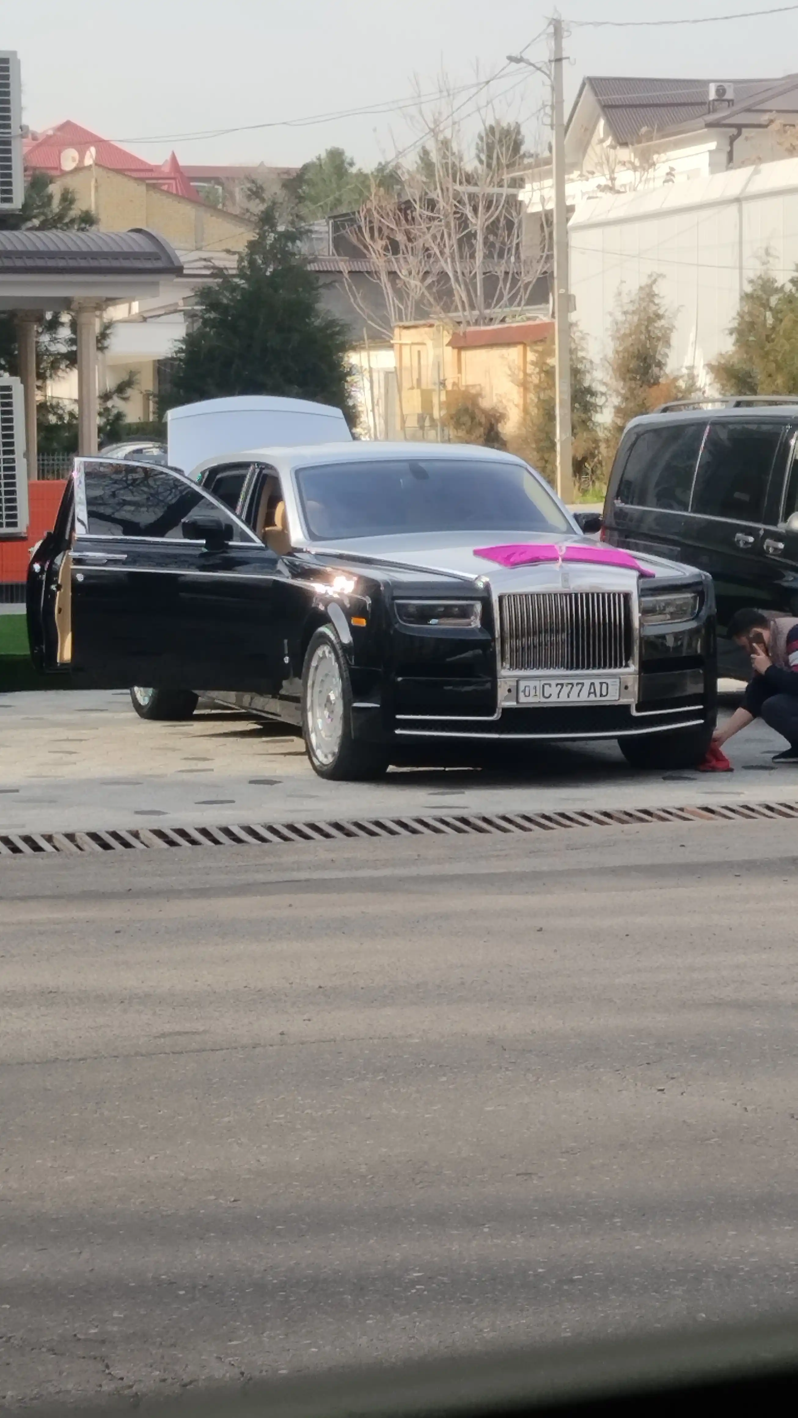 Ayollar qo'l soati, klassik, sana ko'rsatkichli, o'ziga hos toshlar bilan bezatilgan