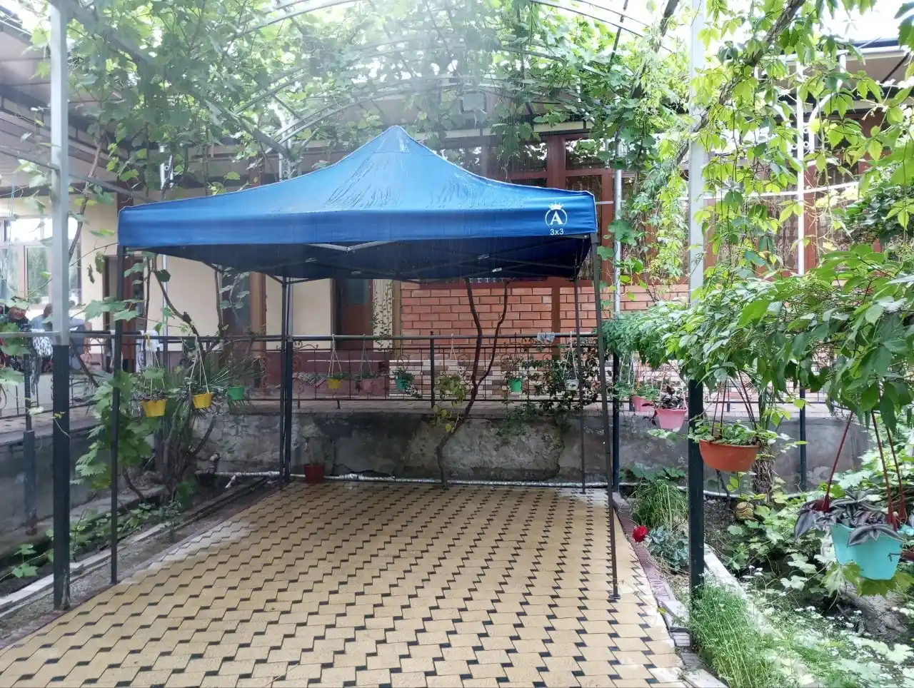Dala hovli va dam olish uchun soyabon, quyosh, yomg‘irdan himoya, bog‘, kafe, plyaj uchun
