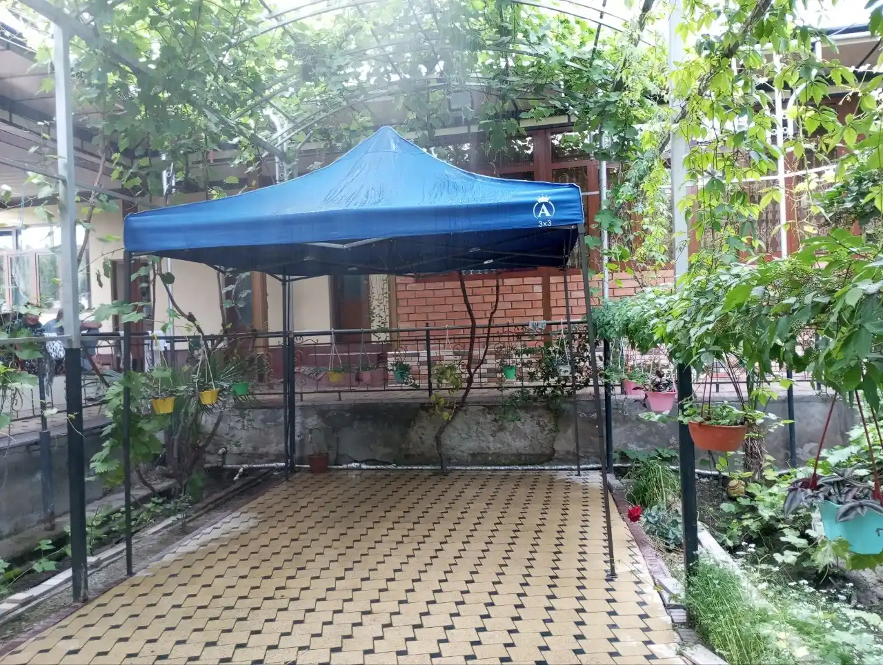 Dala hovli va dam olish uchun soyabon, quyosh, yomg‘irdan himoya, bog‘, kafe, plyaj uchun