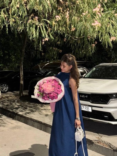 Ayollar ko‘ylagi, zig‘ir matosidan tikilgan, uzun, keng, bo‘ynida bantli, yozgi, 42-52 ga mos keladi