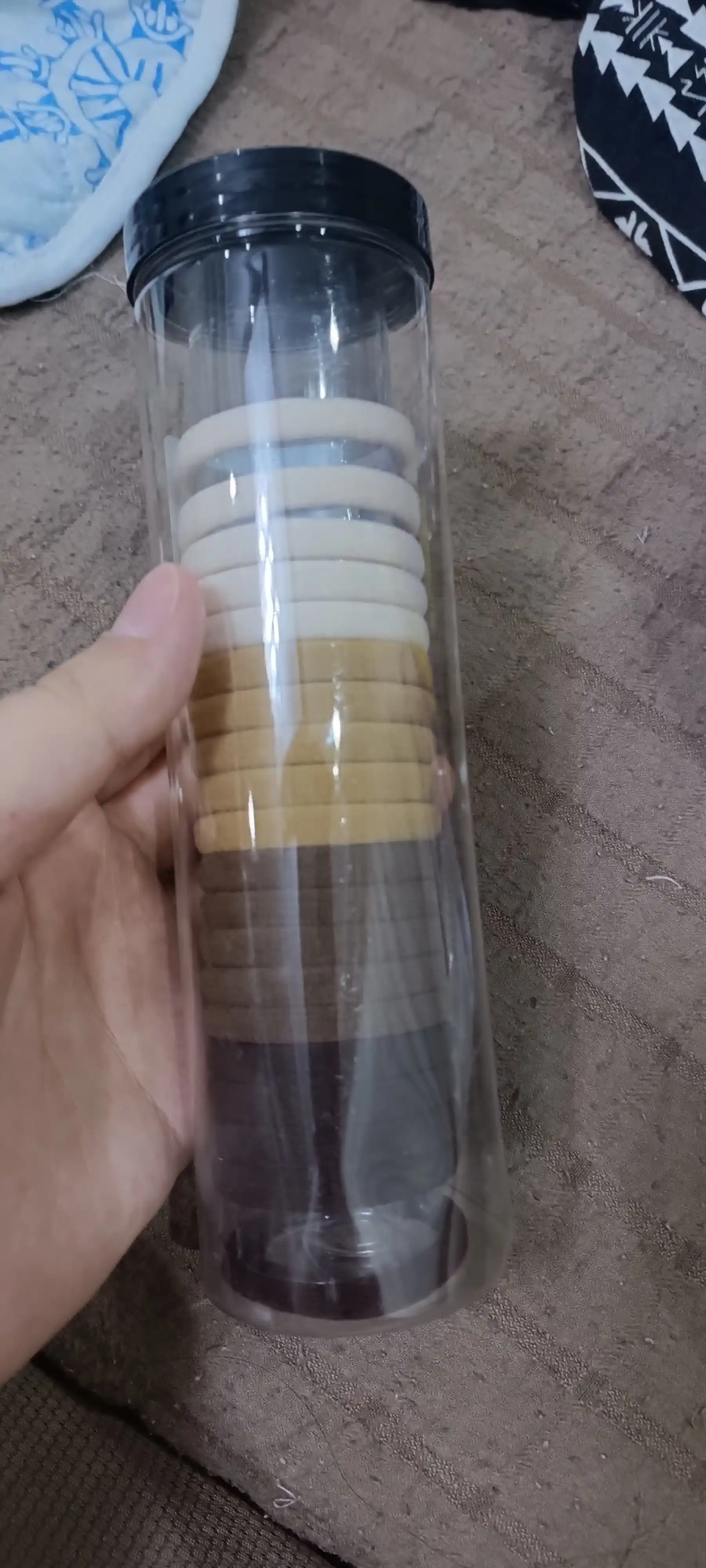 Plastik idishda soch uchun rangli rezinkalar to‘plami
