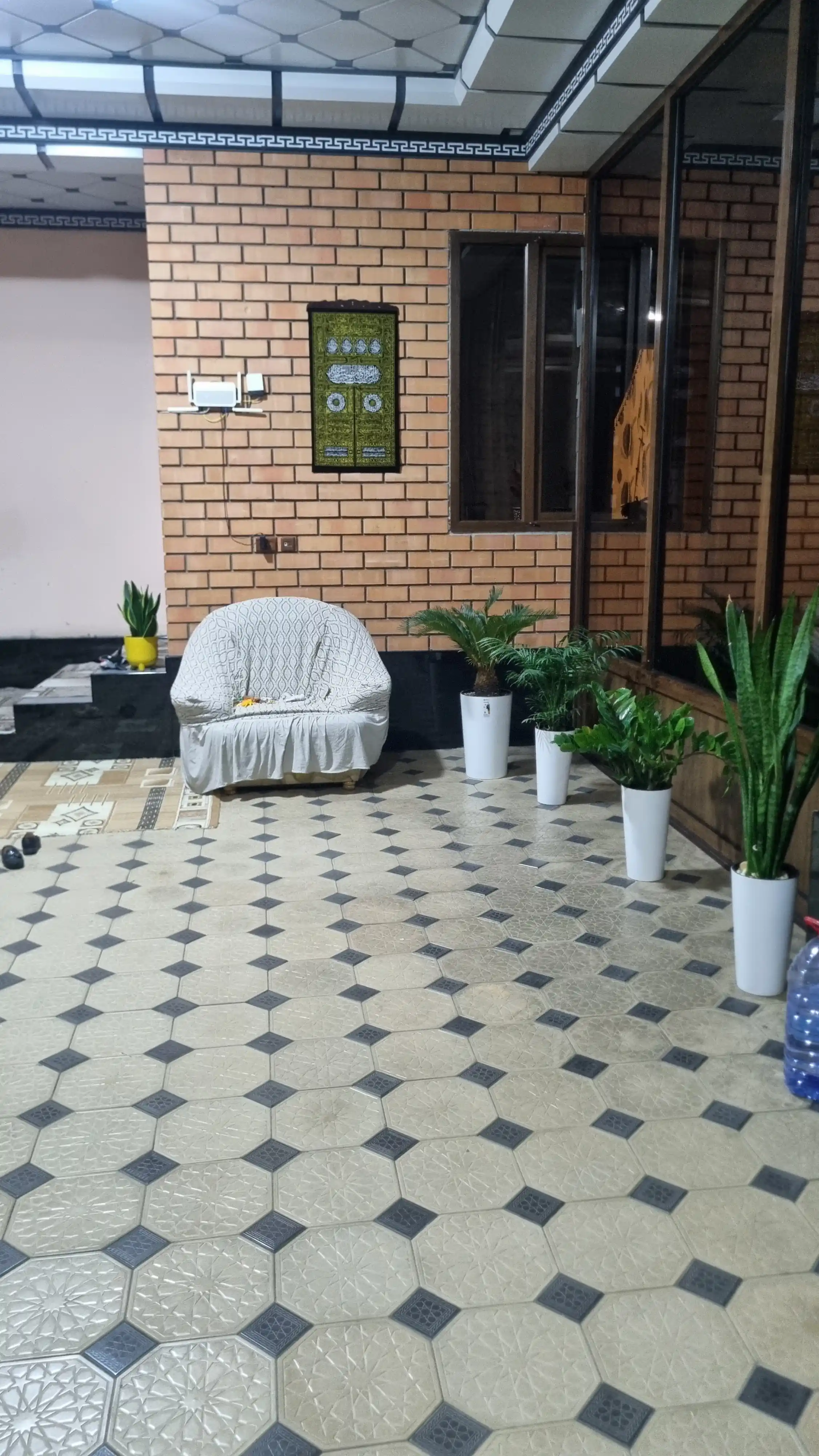 Kaaba eshigi yopinchigi surati, qora vilyur mato, tilla naqsh