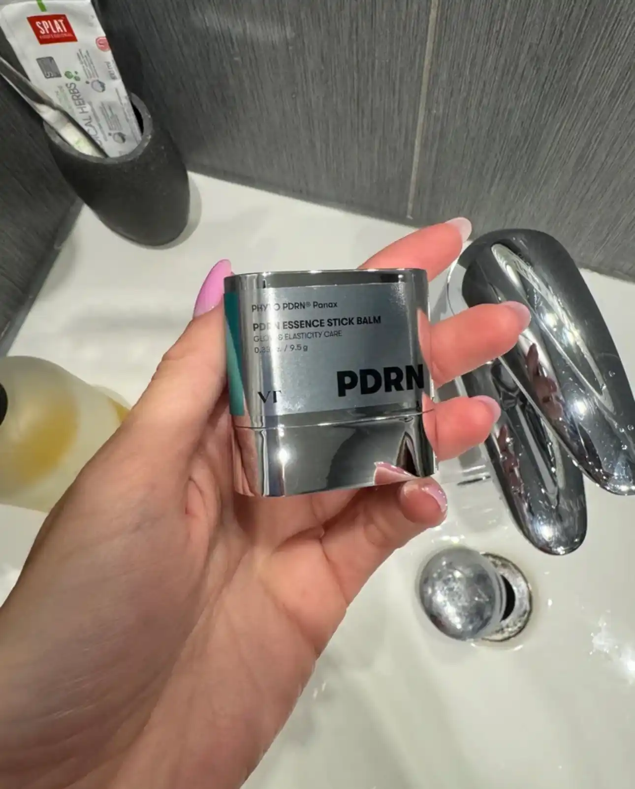 PDRN bilan VT Cosmetics yuz uchun zardobi, yoshartiruvchi, mustahkamlovchi, peptidlar va seramidlar bilan