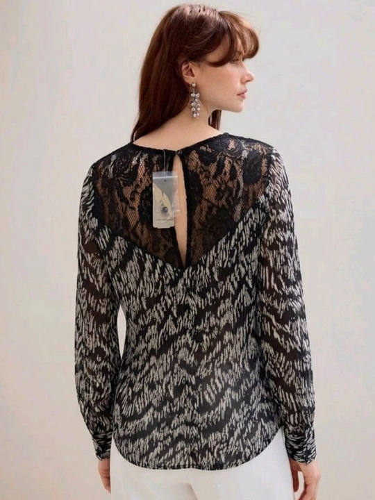 Forever 21 ayollar uchun yarim shaffof bluzka, ajur detal va milliy print bilan