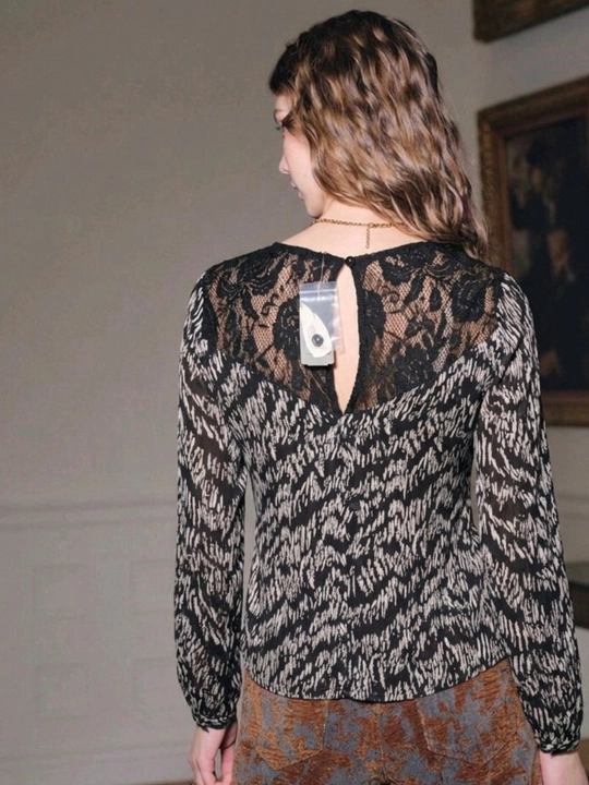 Forever 21 ayollar uchun yarim shaffof bluzka, ajur detal va milliy print bilan