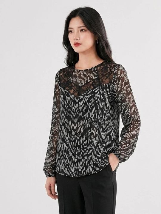 Forever 21 ayollar uchun yarim shaffof bluzka, ajur detal va milliy print bilan