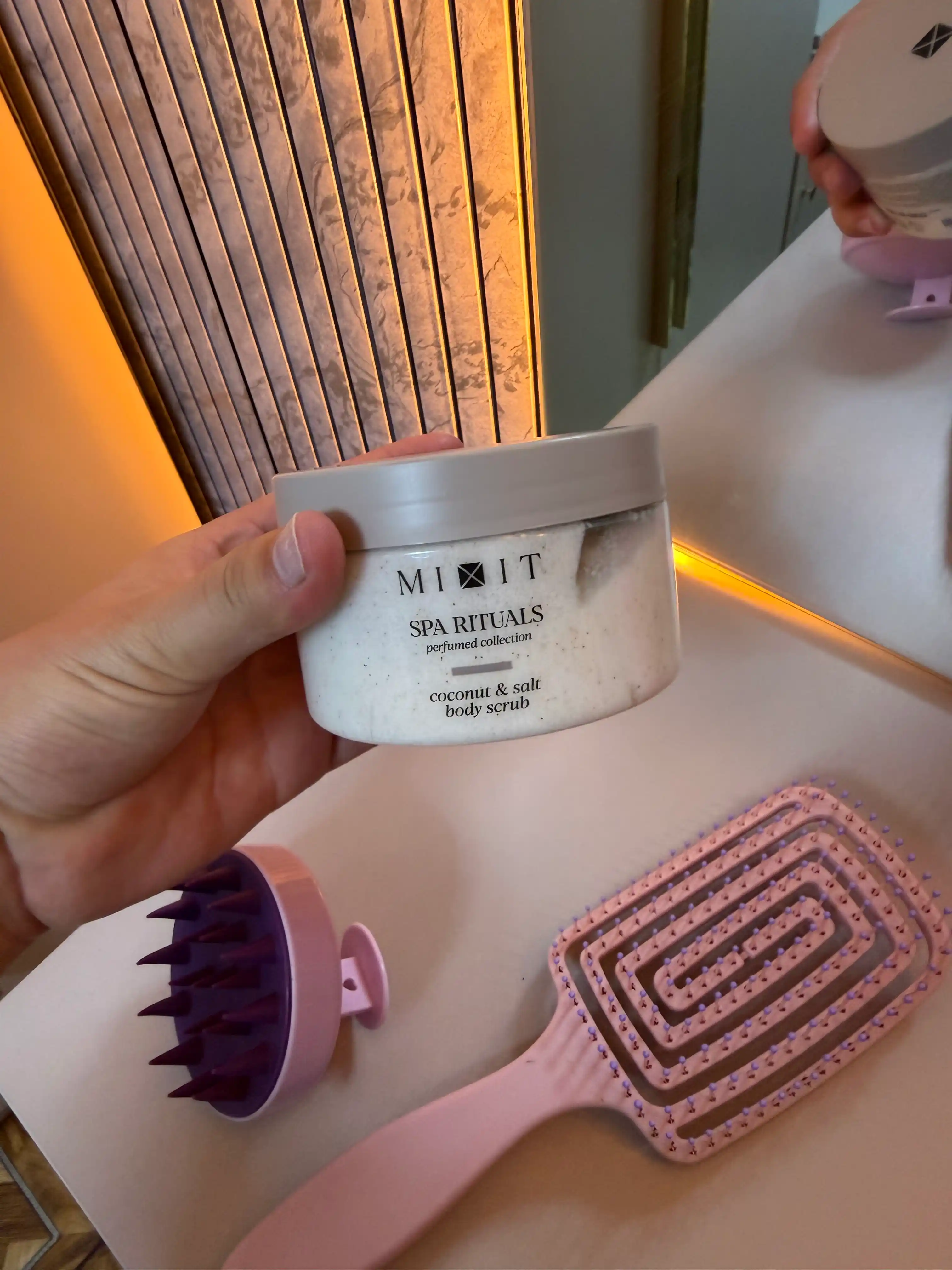Kokos va dengiz tuzi bilan tana skrabi MIXIT Spa Rituals Coconut & Salt, 300 g