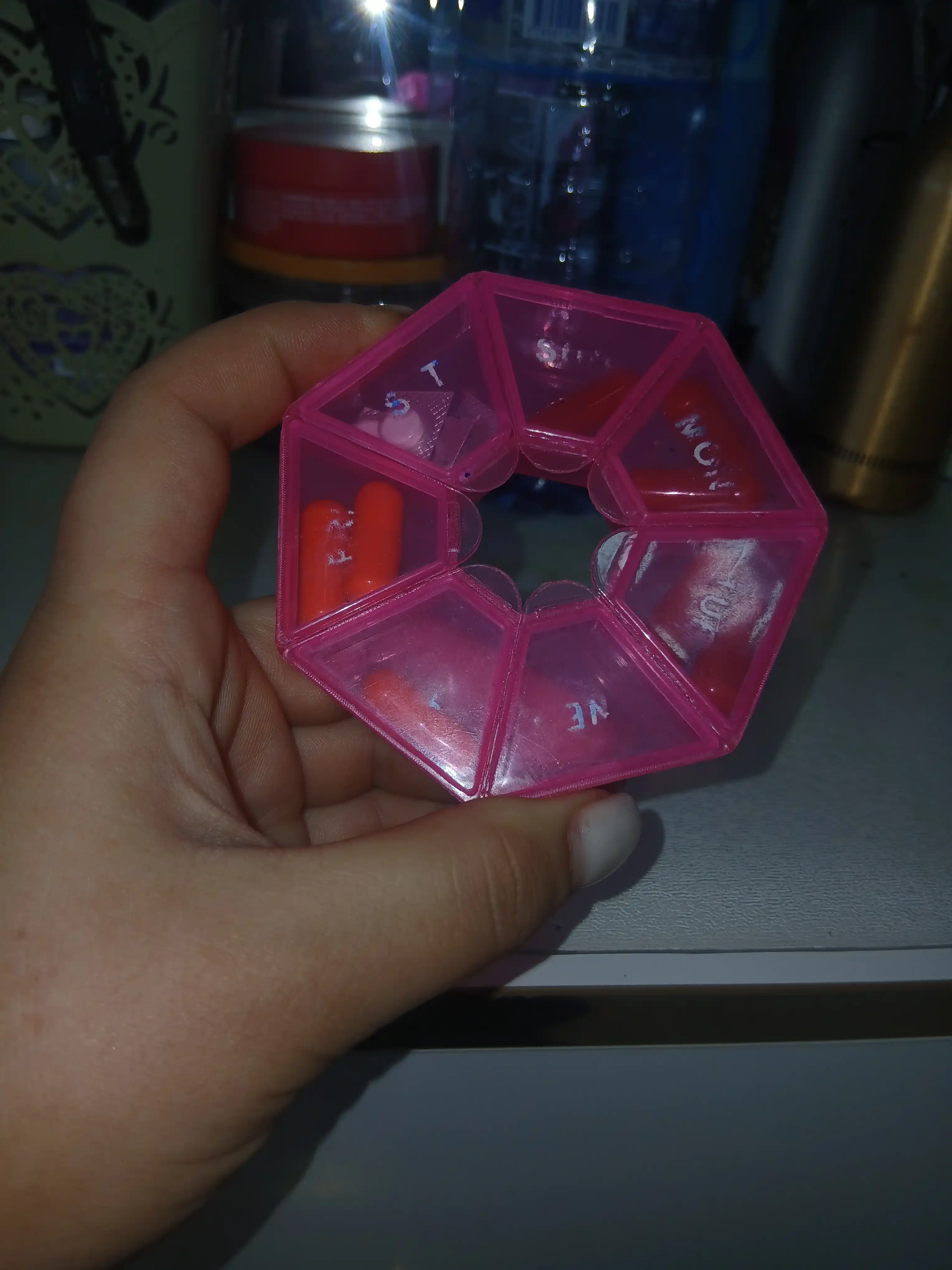 Tabletkalar, dorilar, vitaminlar, badlar, mayda-chuydalar uchun organayzer, 7 ta bo‘lim