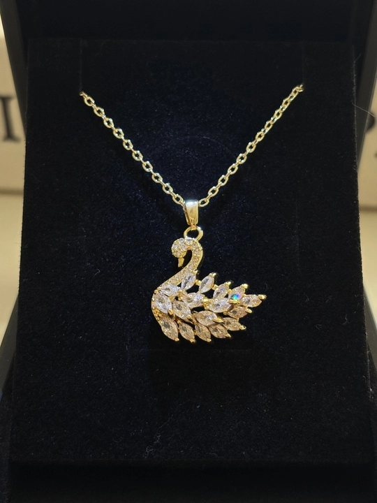 Ayollar zanjiri - oqqush shaklidagi marjon, SWAROVSKI kristallari bilan bezatilgan