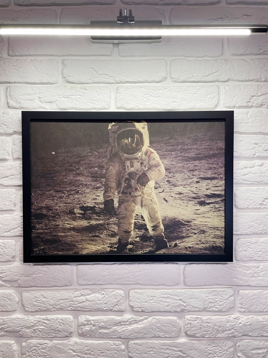 Interyer Surati, Retro Formatda, 40x55 «Bir Kichik Qadam Inson Uchun»