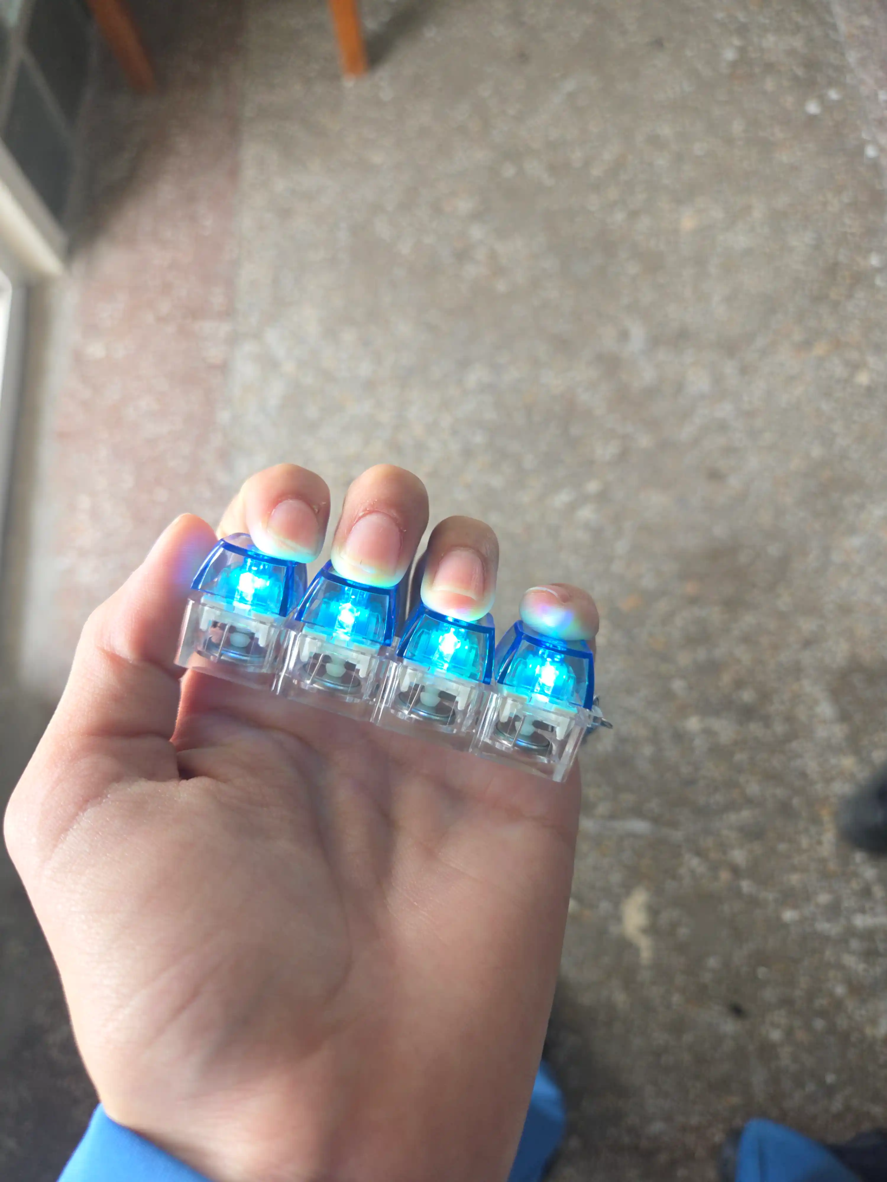 Stressga qarshi tugmalar, mini-keyboard switch brelok, 4 ta tugma, klik o‘yinchoq