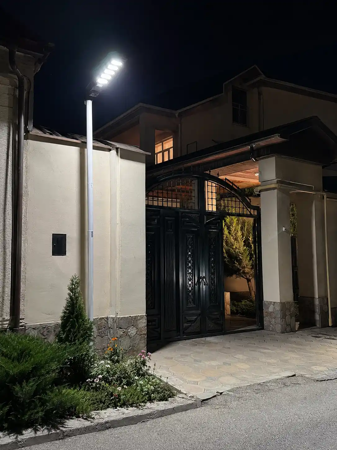 Solar ko‘cha chiroqi 150/200/250W IP67 harakat datchigi pultli ikki qator LED