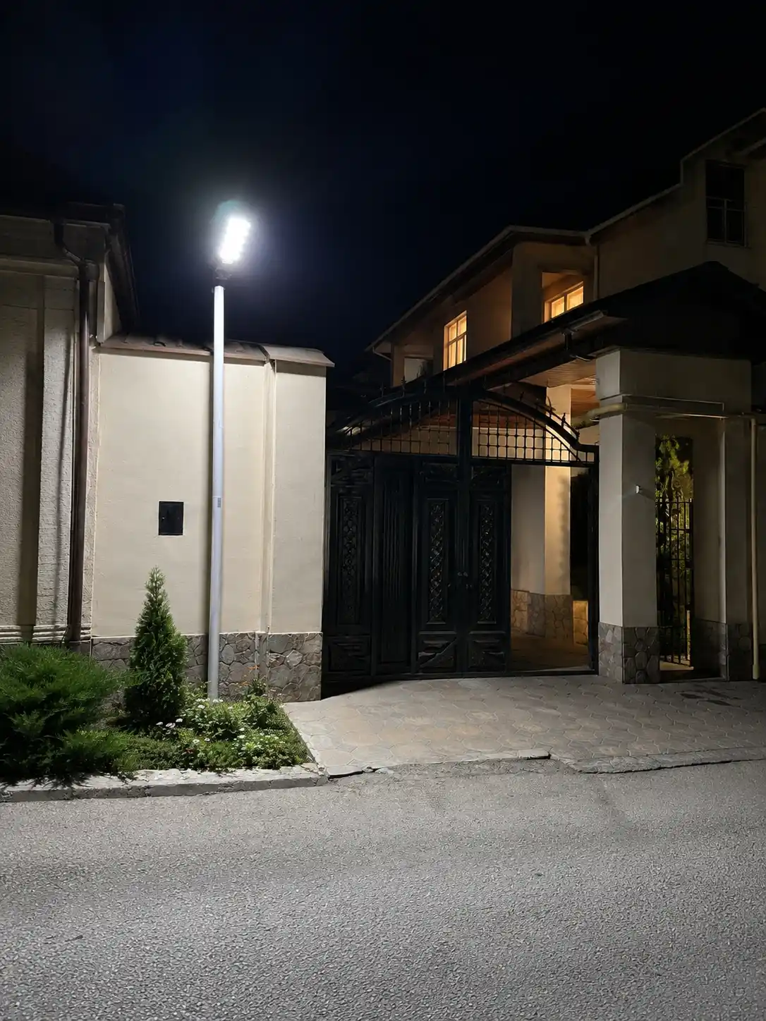 Solar ko‘cha chiroqi 150/200/250W IP67 harakat datchigi pultli ikki qator LED