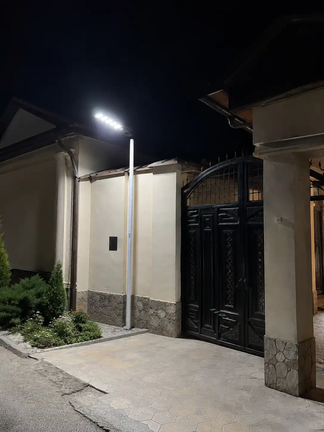 Solar ko‘cha chiroqi 150/200/250W IP67 harakat datchigi pultli ikki qator LED