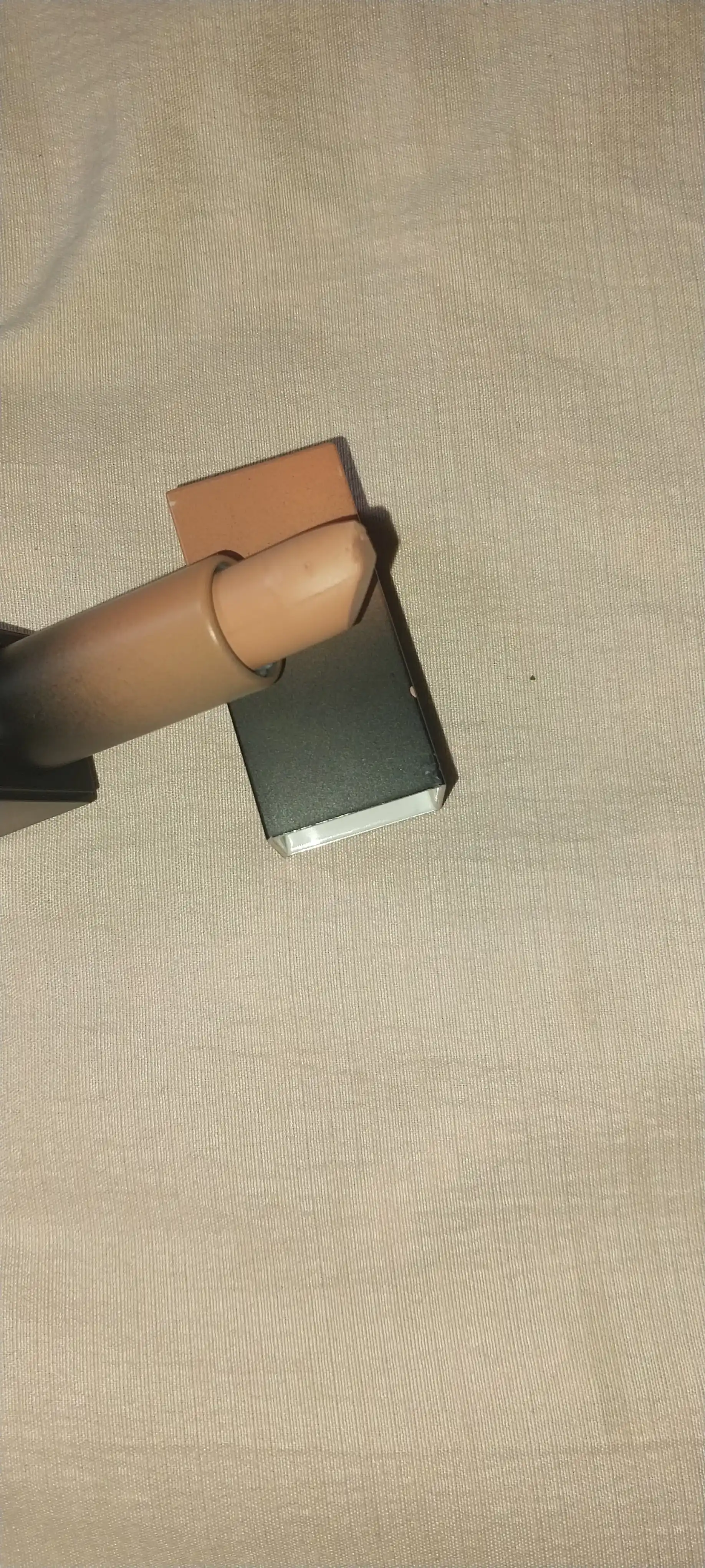 "NUDE" xira lab bo‘yog‘i