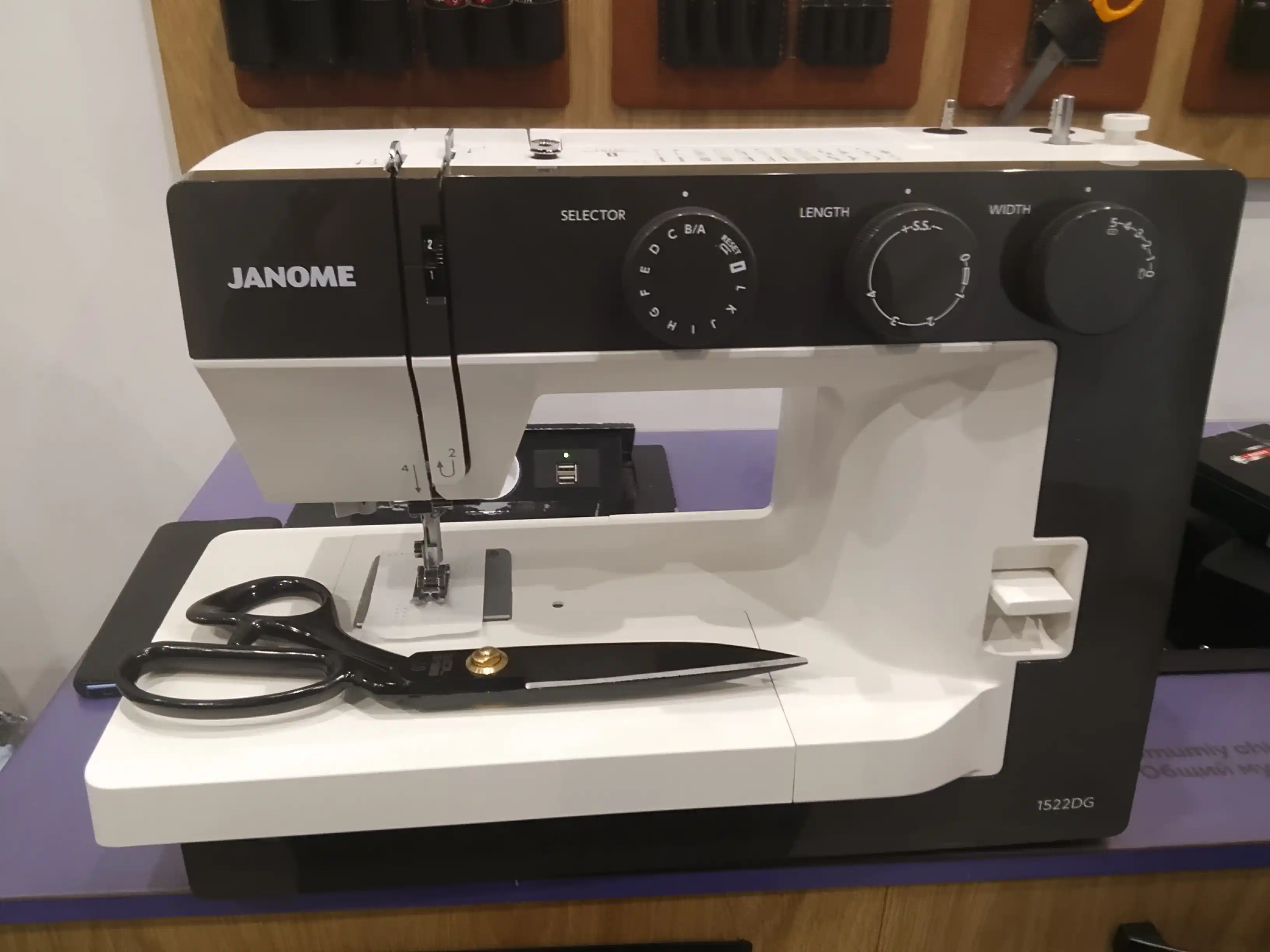Швейная машина Janome 1522DG