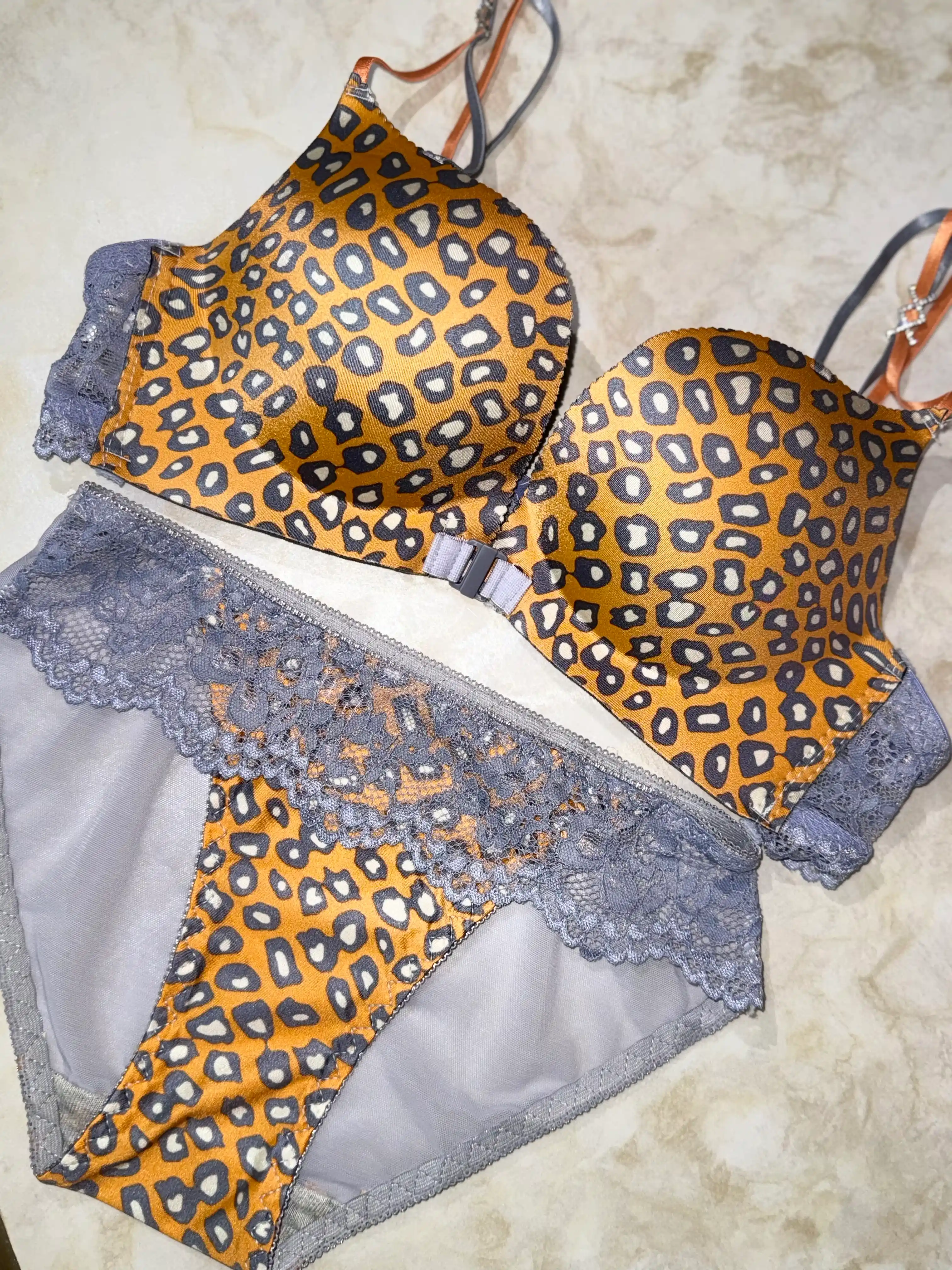 Leopard bosmali, shovsiz va oldidan yopiladigan ichki kiyimlar to'plami