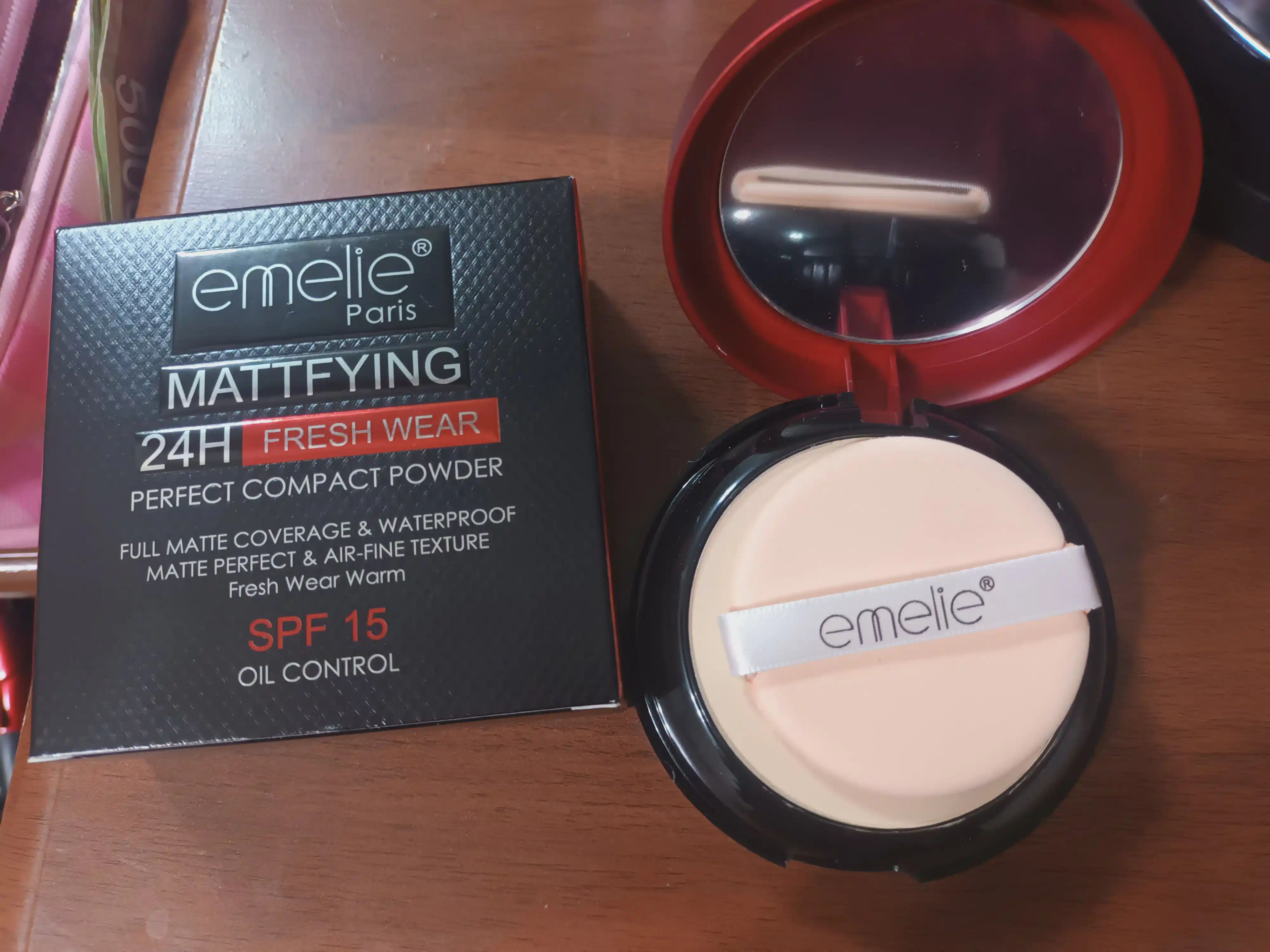 Матовая пудра Emelie, 01 и 02, 2 в 1, матовый эффект на 24 часа, SPF 15