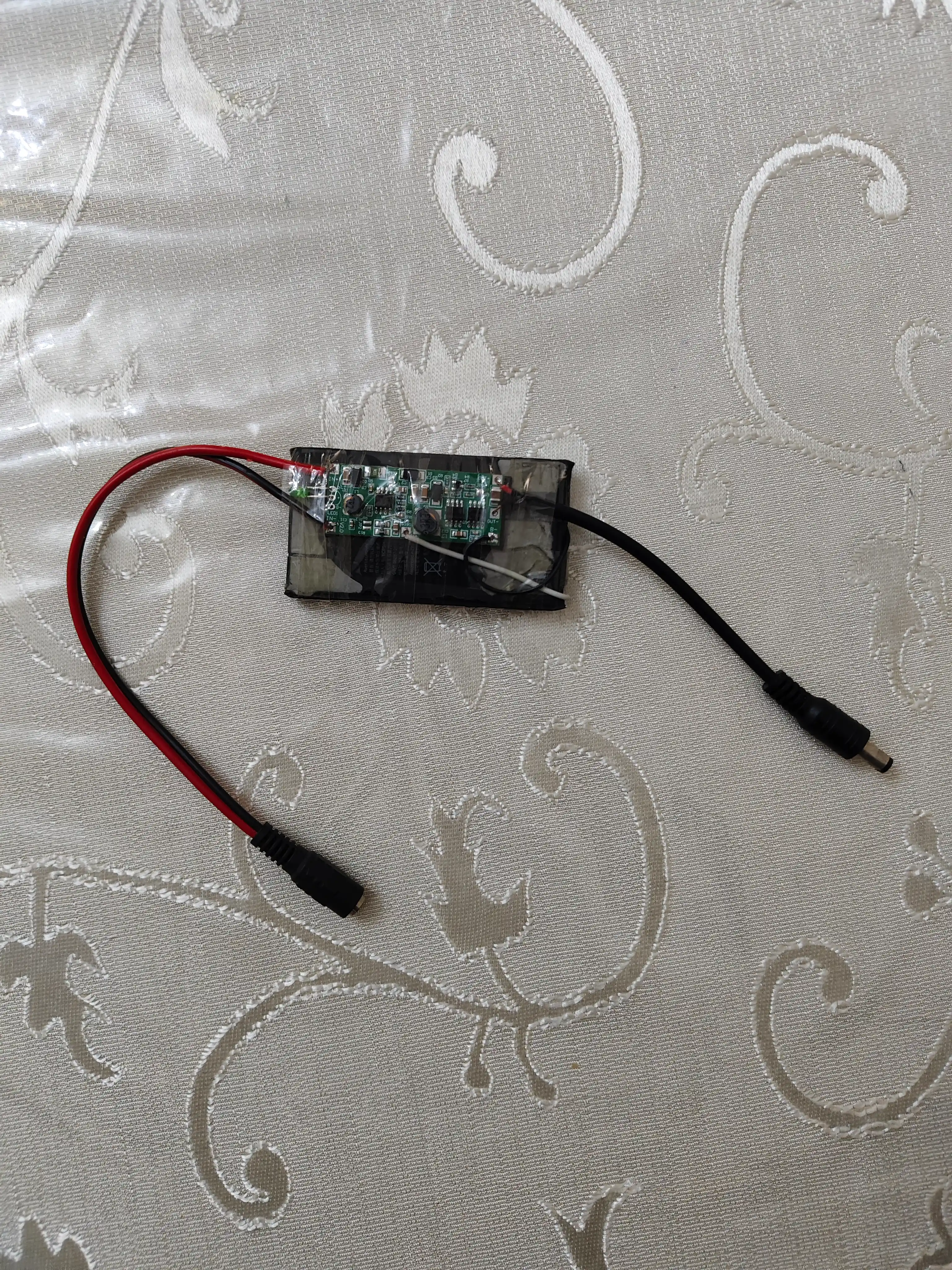 Модуль питания 12V с зарядкой Li-ion 3.7V (1S) — вход 12V, выход 12V, плата Mini UPS