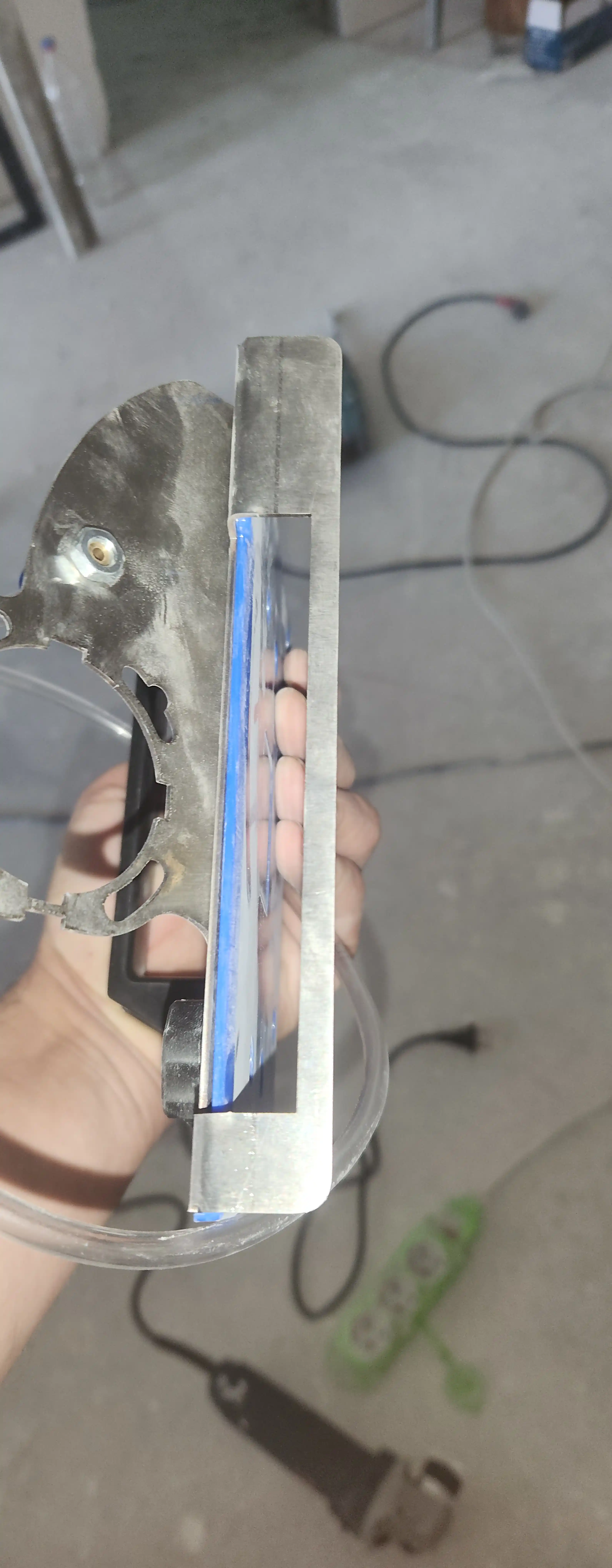 45° plitka kesish moslamasi, UShM kronshteyni suv berish bilan