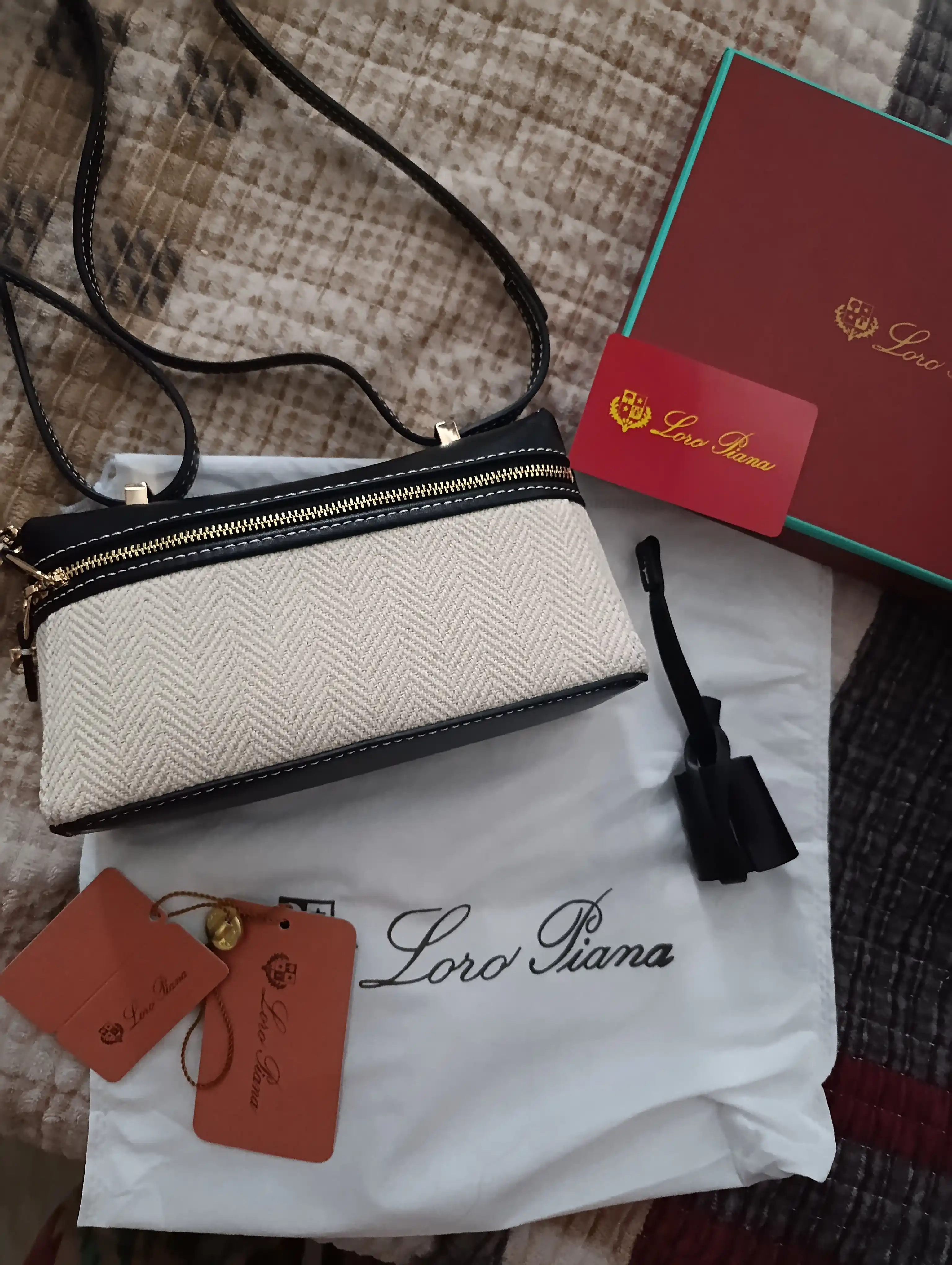 Ayollar uchun sumka Loro piano uslubida, cross-body