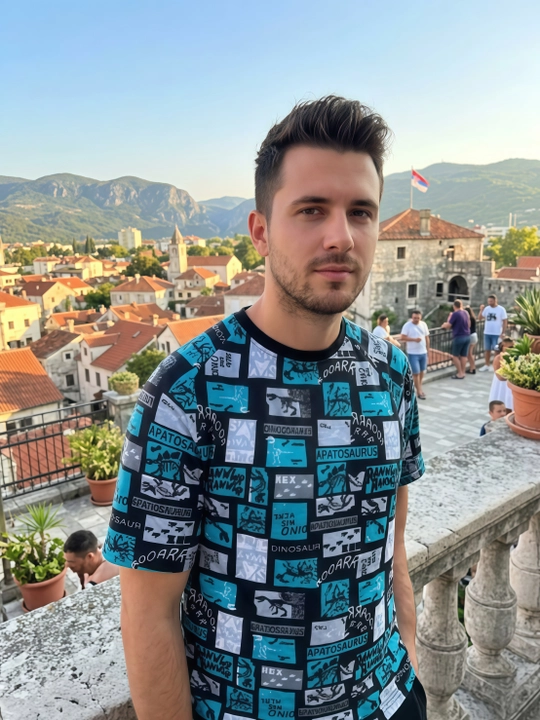 Uniseks katta o'lchamli futbolka - 