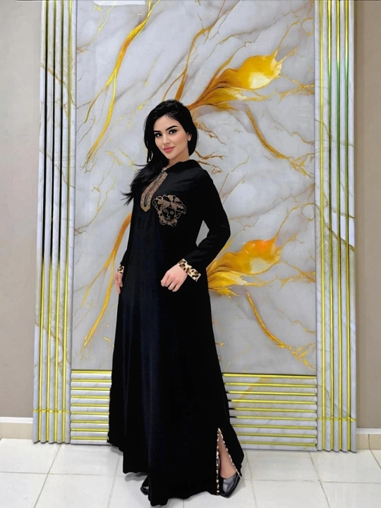 Ayollar uchun qora abaya ko‘ylagi, leopard a tillarang toshlar bilan bezatilgan, qalpoqli