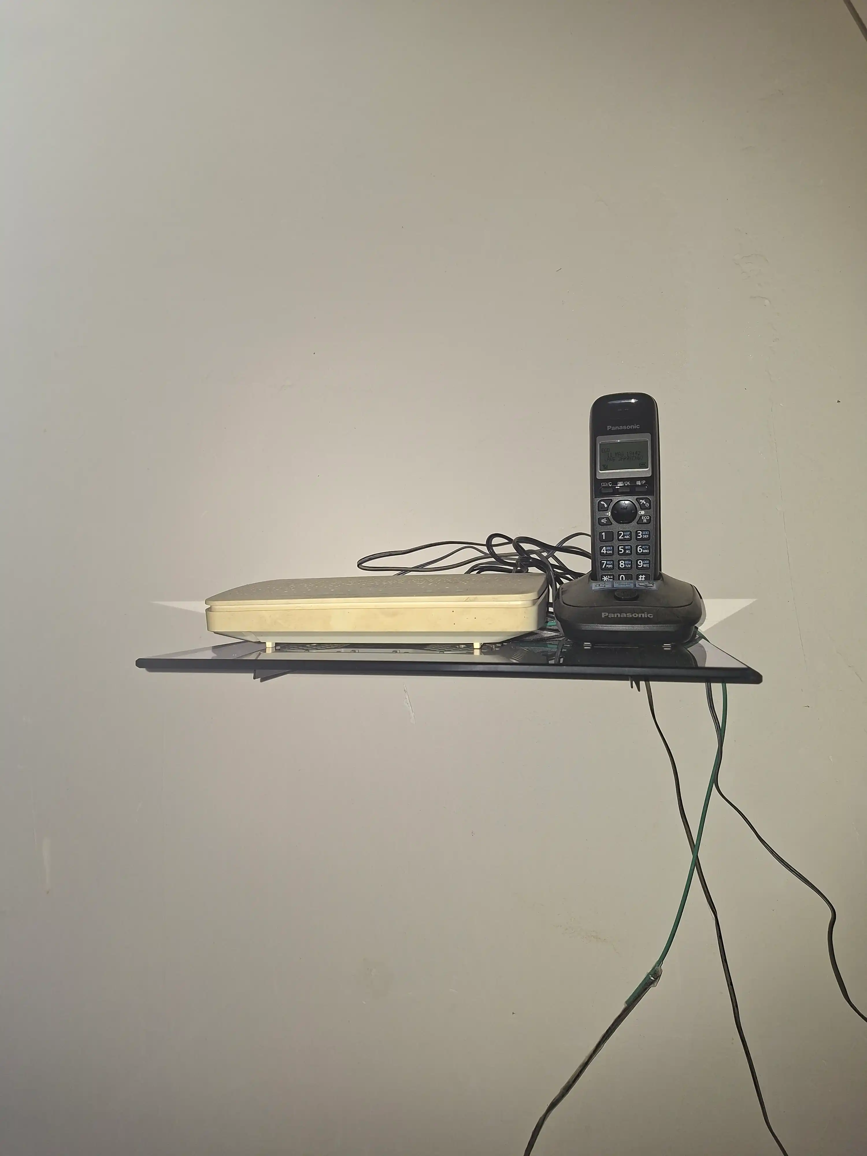 Shisha devor tokchasi, televizor va router uchun taglik