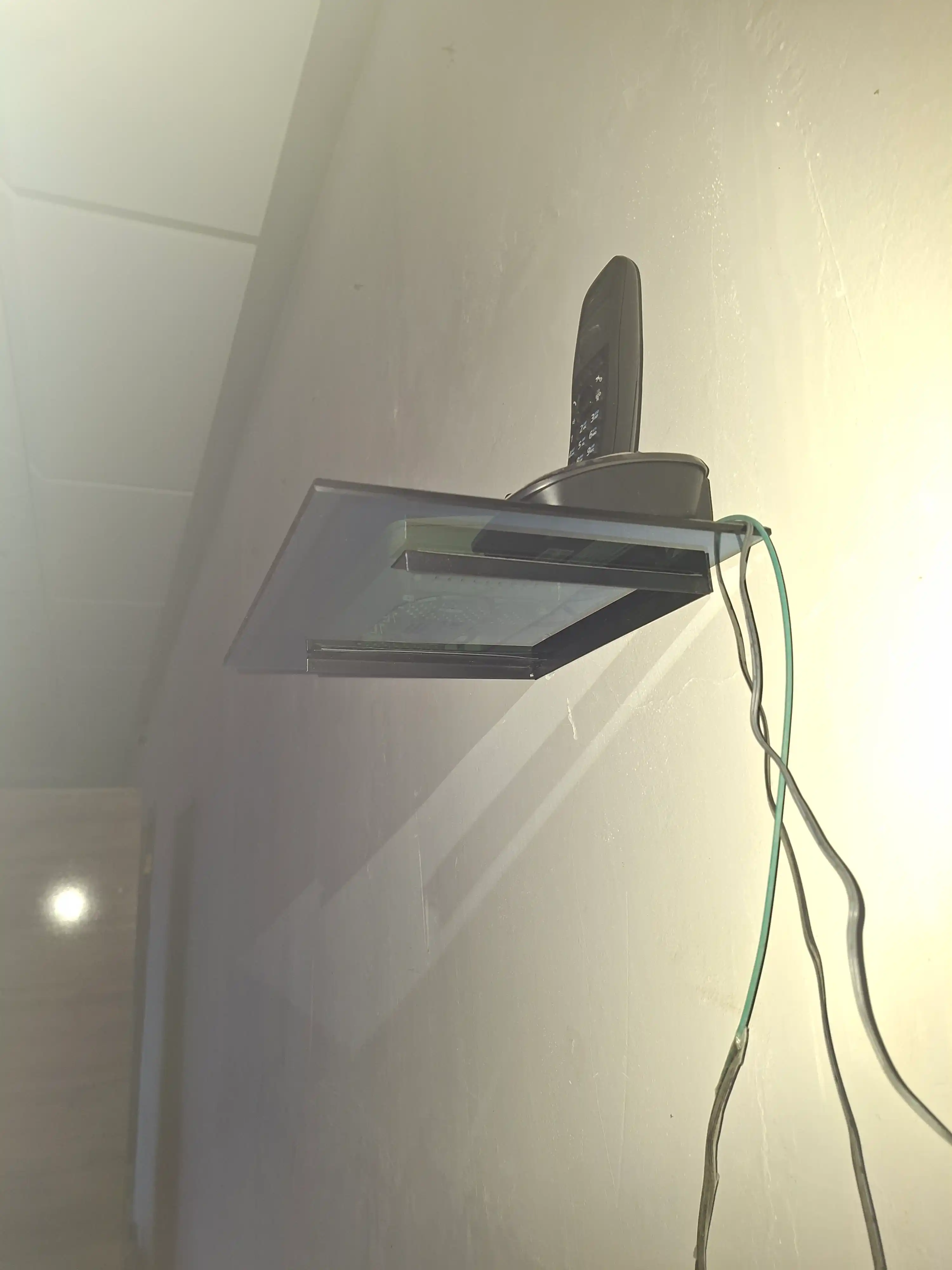 Shisha devor tokchasi, televizor va router uchun taglik