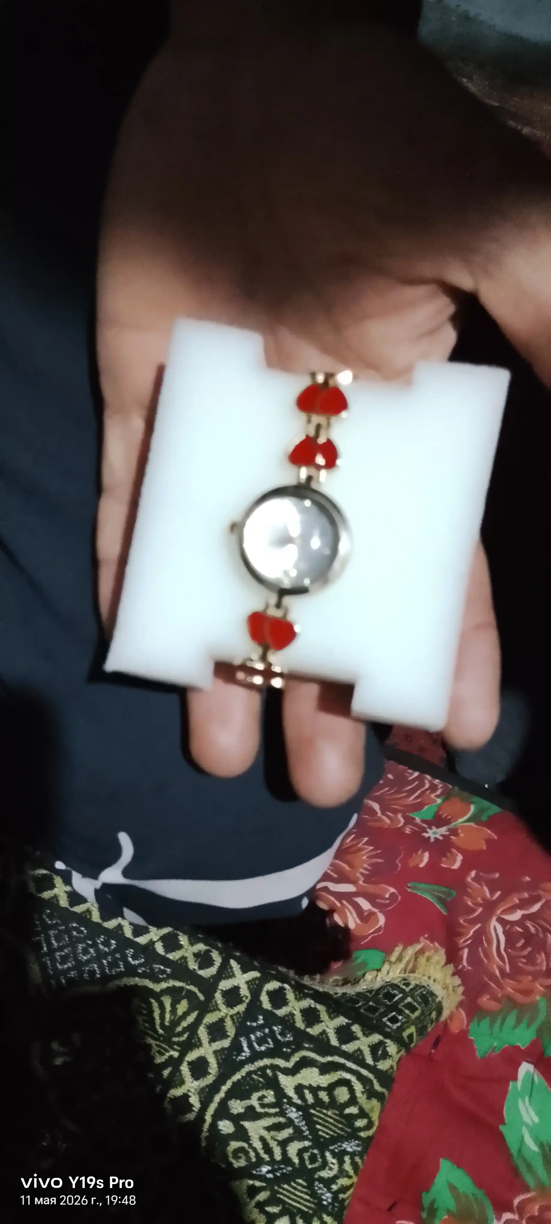 Женские изящные золотистые часы-браслет с декоративными камнями