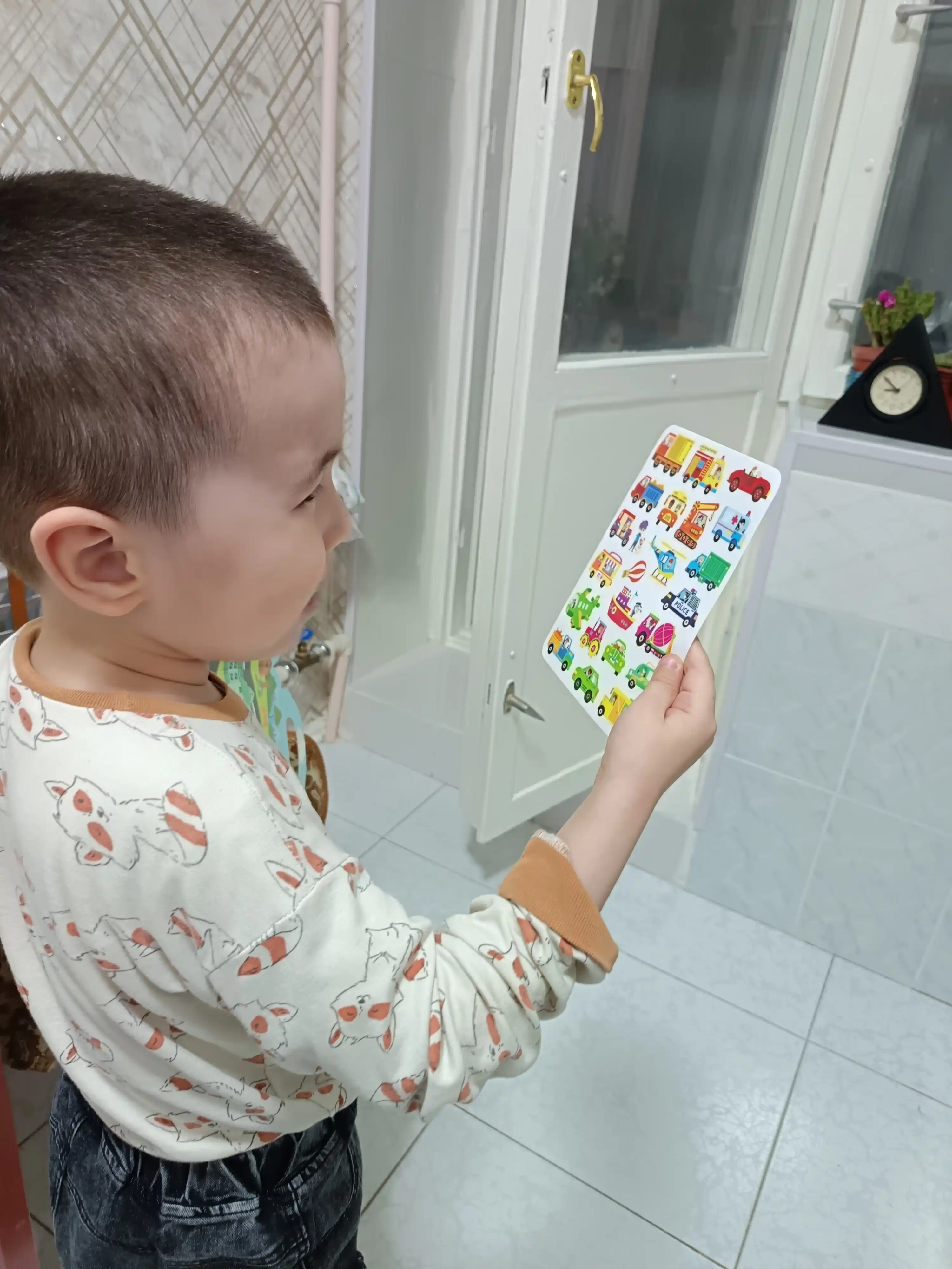 Bolalar uchun qayta yopishtiriladigan stiker kitobcha