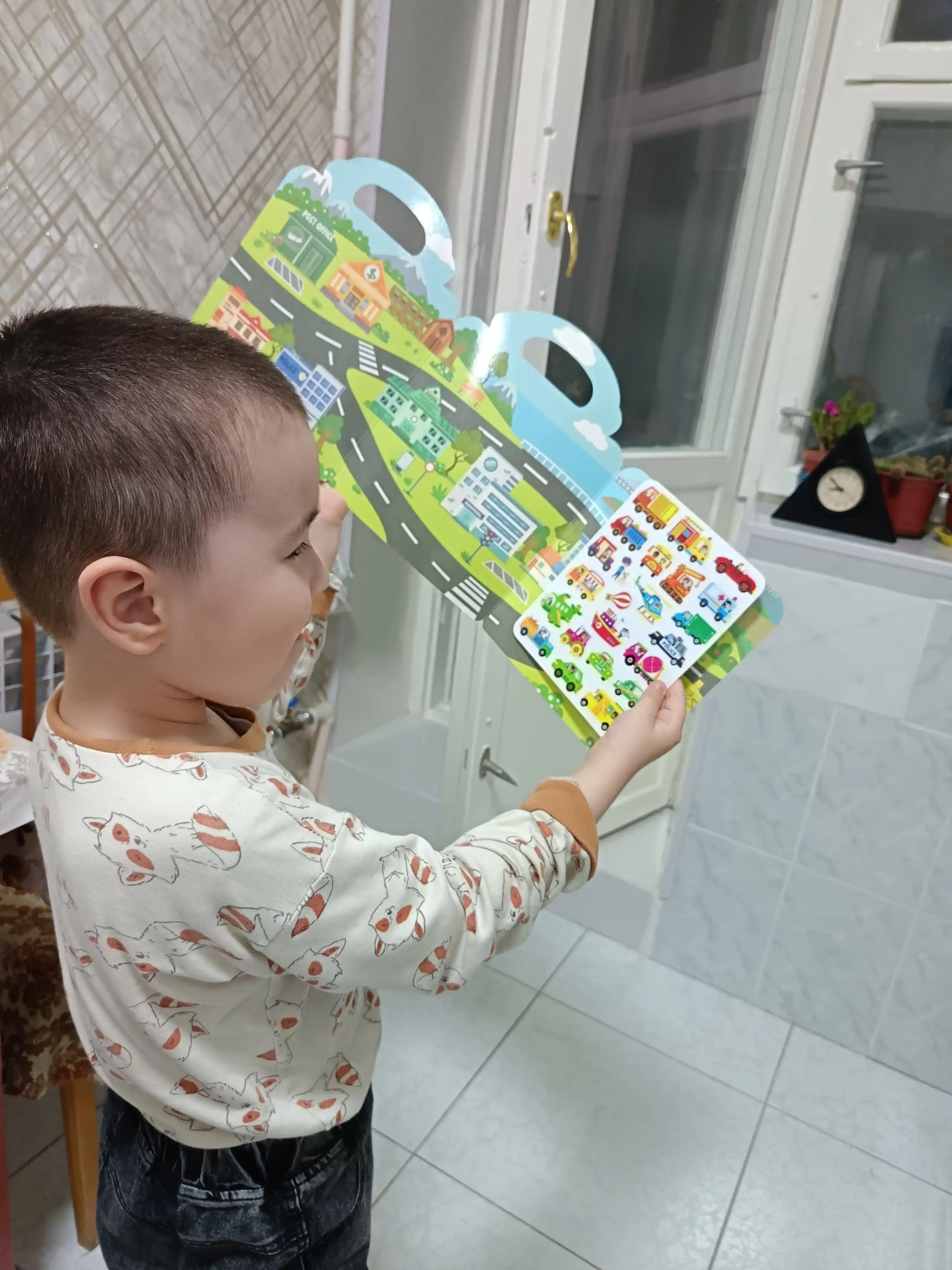 Bolalar uchun qayta yopishtiriladigan stiker kitobcha