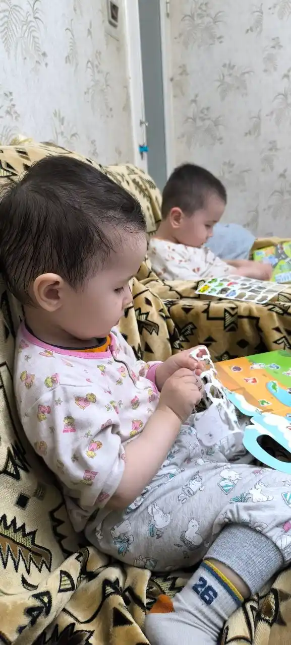 Bolalar uchun qayta yopishtiriladigan stiker kitobcha