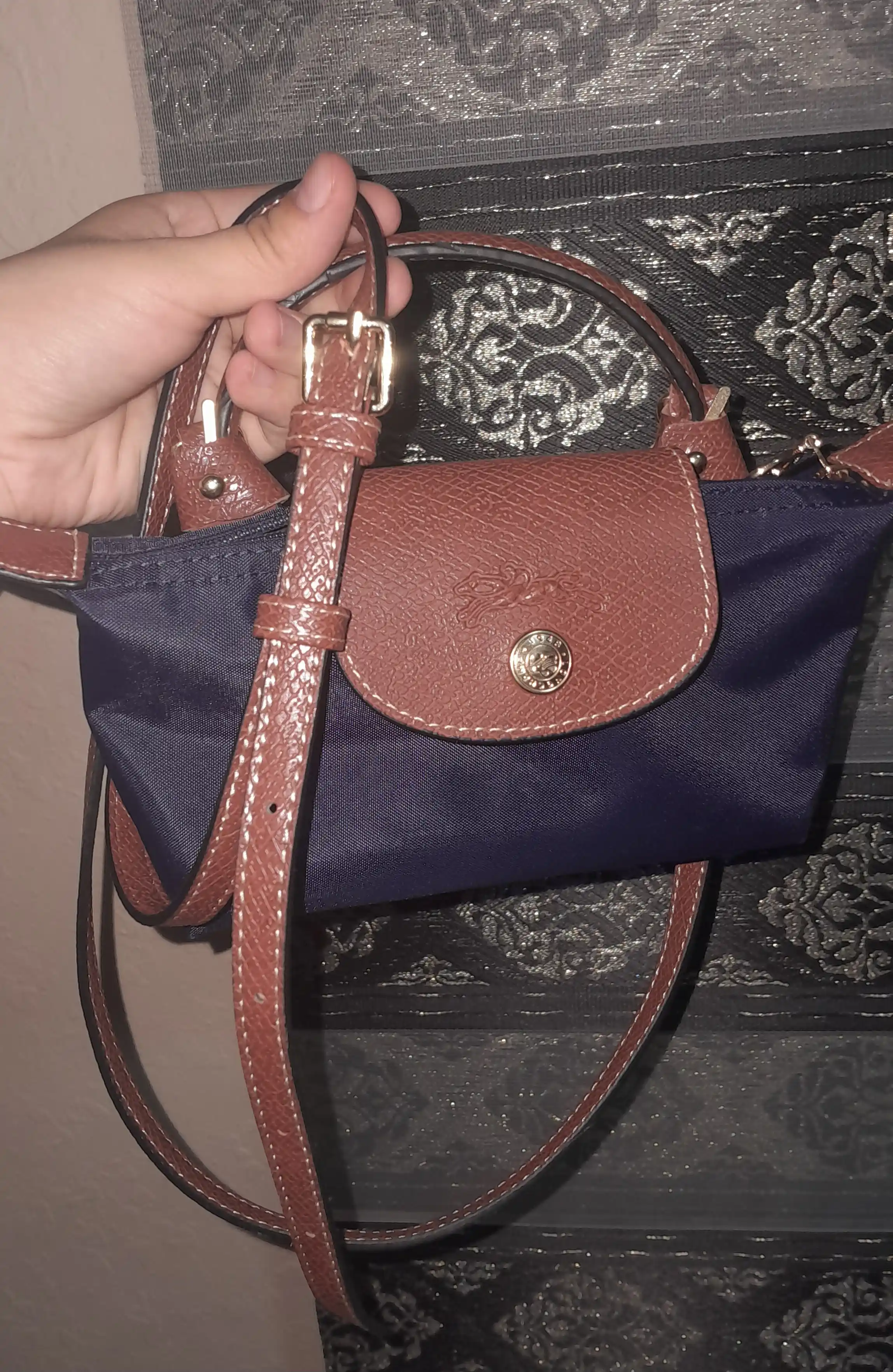 Ayollar sumkasi, mini Longchamp Le Pliage uslubida, yelkadan o‘tkazilgan ixcham